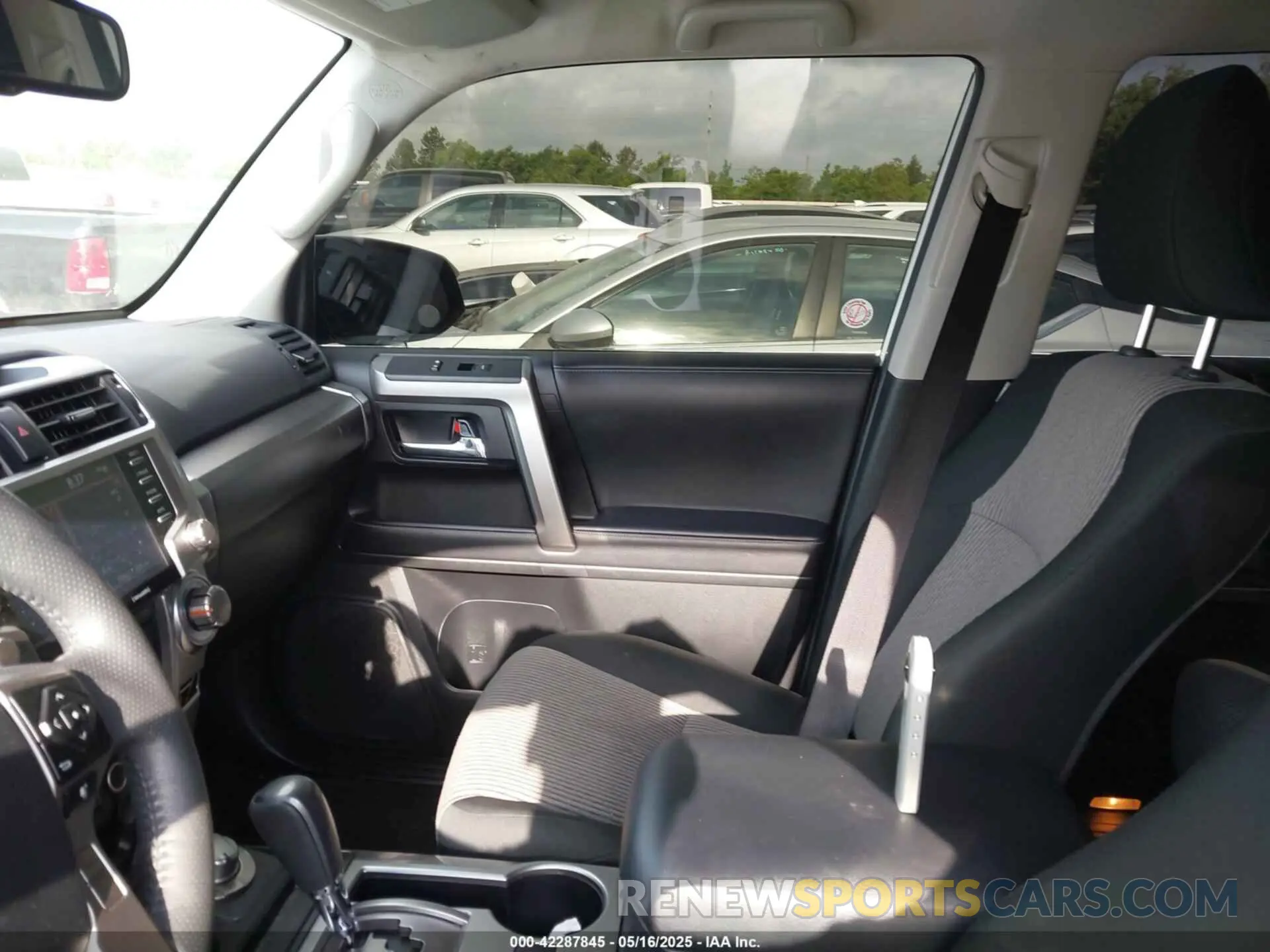 5 fotografías del automóvil dañado JTEMU5JR4R6223812 TOYOTA 4RUNNER 2024