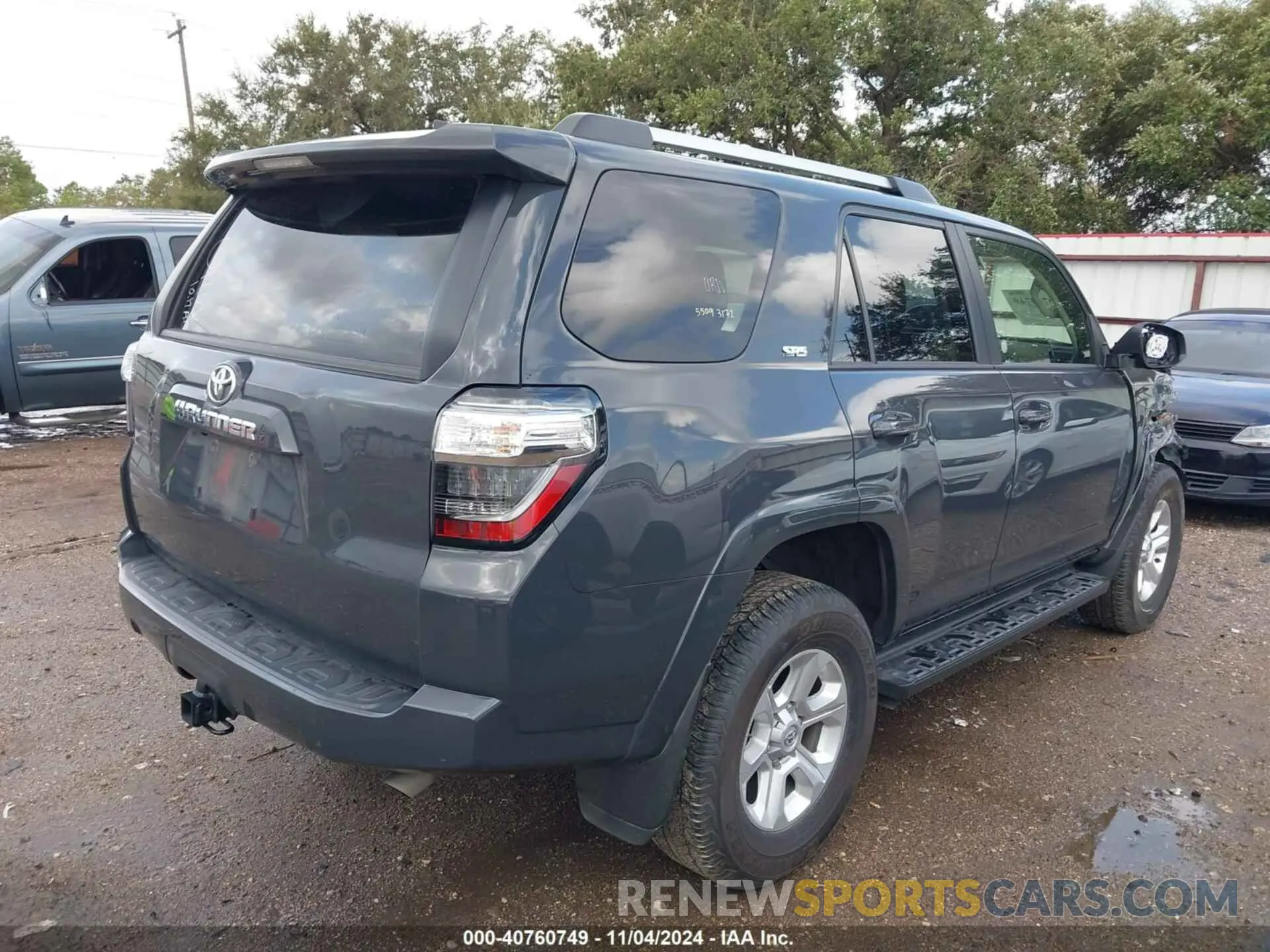 4 fotografías del automóvil dañado JTEMU5JR5R6246015 TOYOTA 4RUNNER 2024