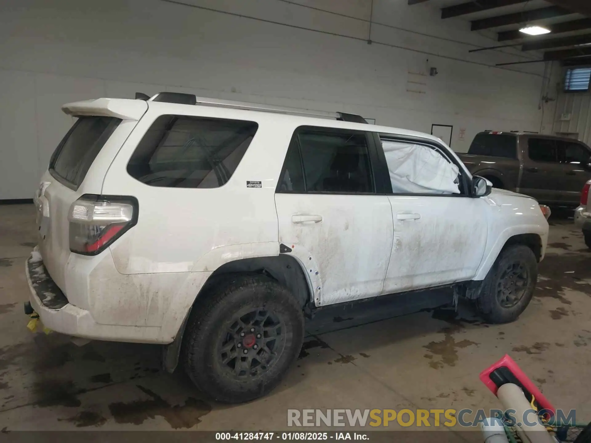 13 fotografías del automóvil dañado JTEMU5JR6R6272235 TOYOTA 4RUNNER 2024