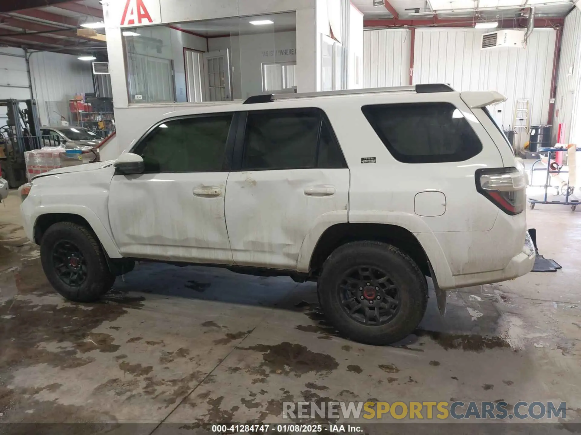 14 fotografías del automóvil dañado JTEMU5JR6R6272235 TOYOTA 4RUNNER 2024