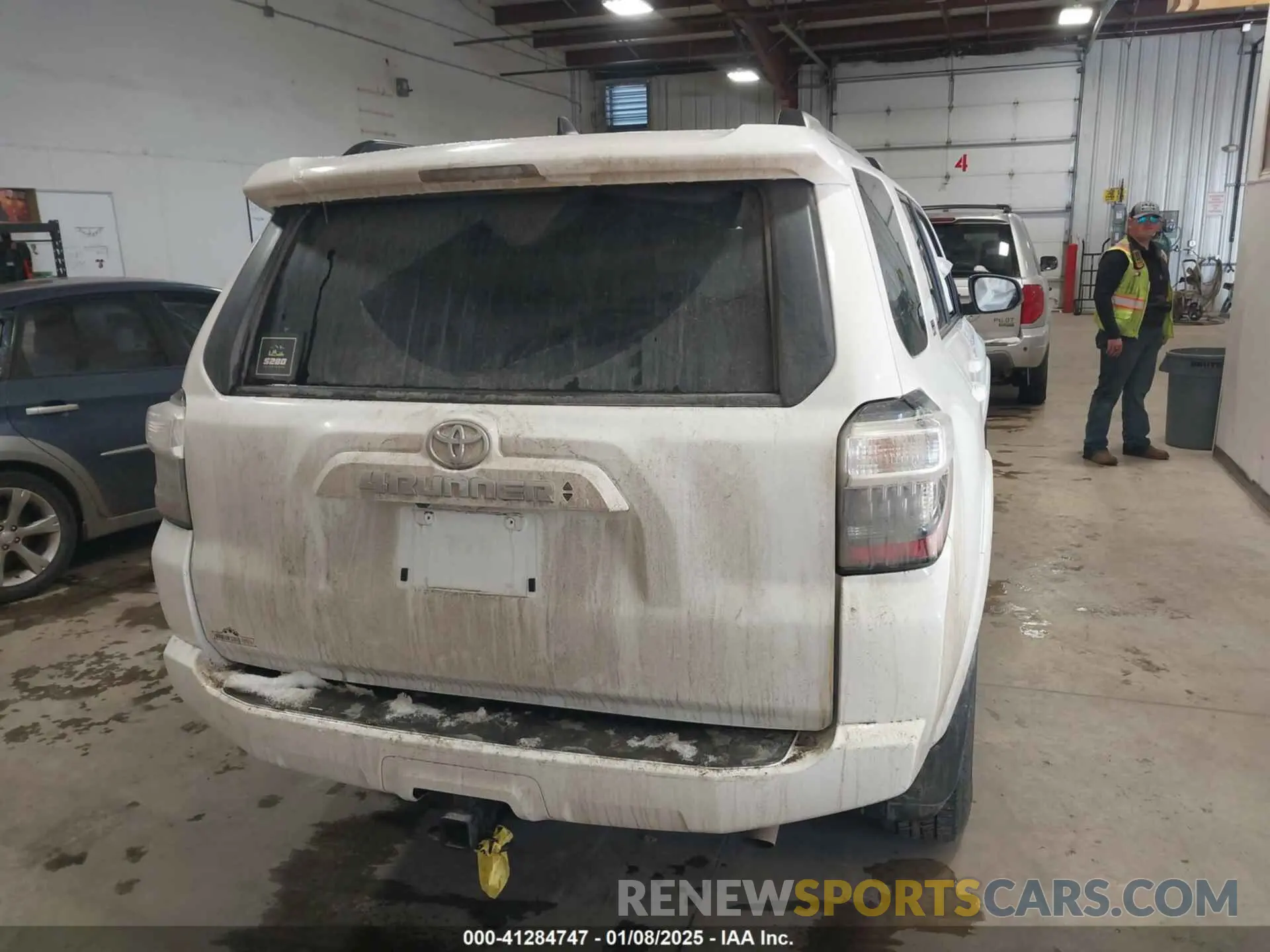16 fotografías del automóvil dañado JTEMU5JR6R6272235 TOYOTA 4RUNNER 2024