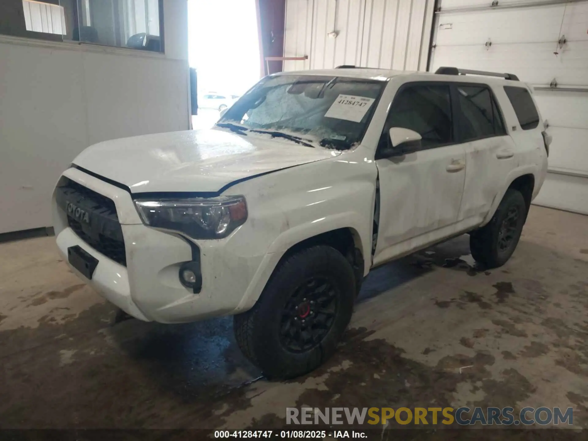 2 fotografías del automóvil dañado JTEMU5JR6R6272235 TOYOTA 4RUNNER 2024