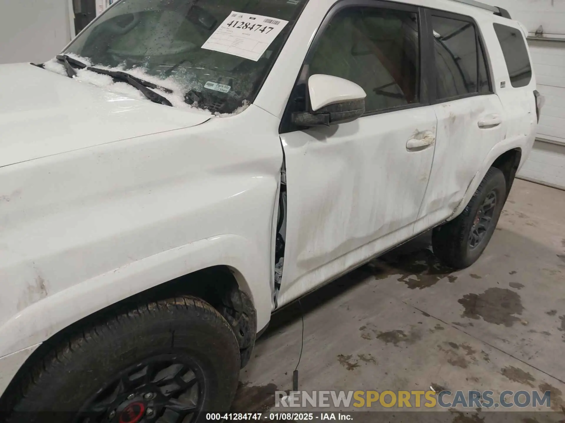 6 fotografías del automóvil dañado JTEMU5JR6R6272235 TOYOTA 4RUNNER 2024