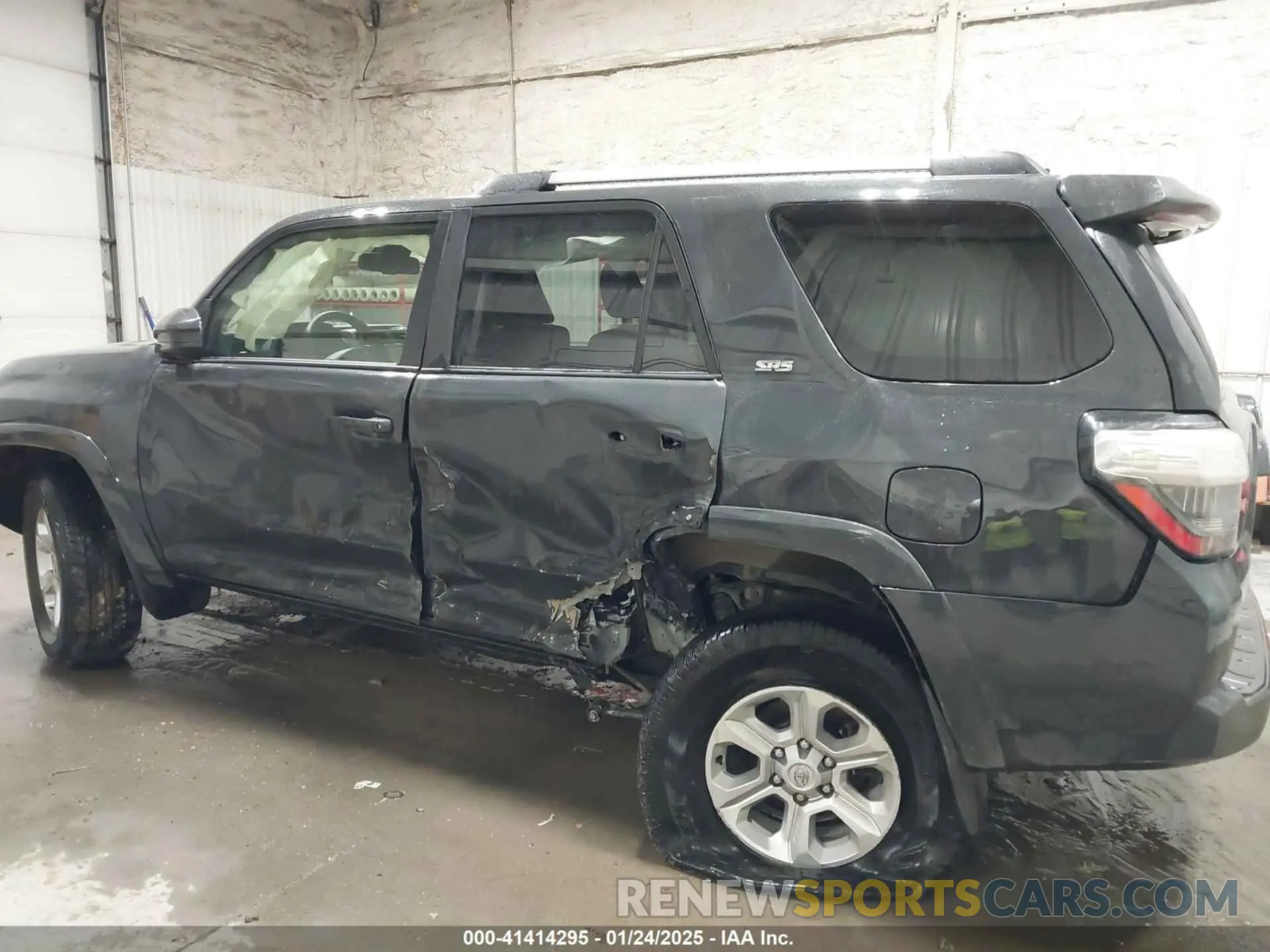 12 fotografías del automóvil dañado JTEMU5JR7R6267593 TOYOTA 4RUNNER 2024