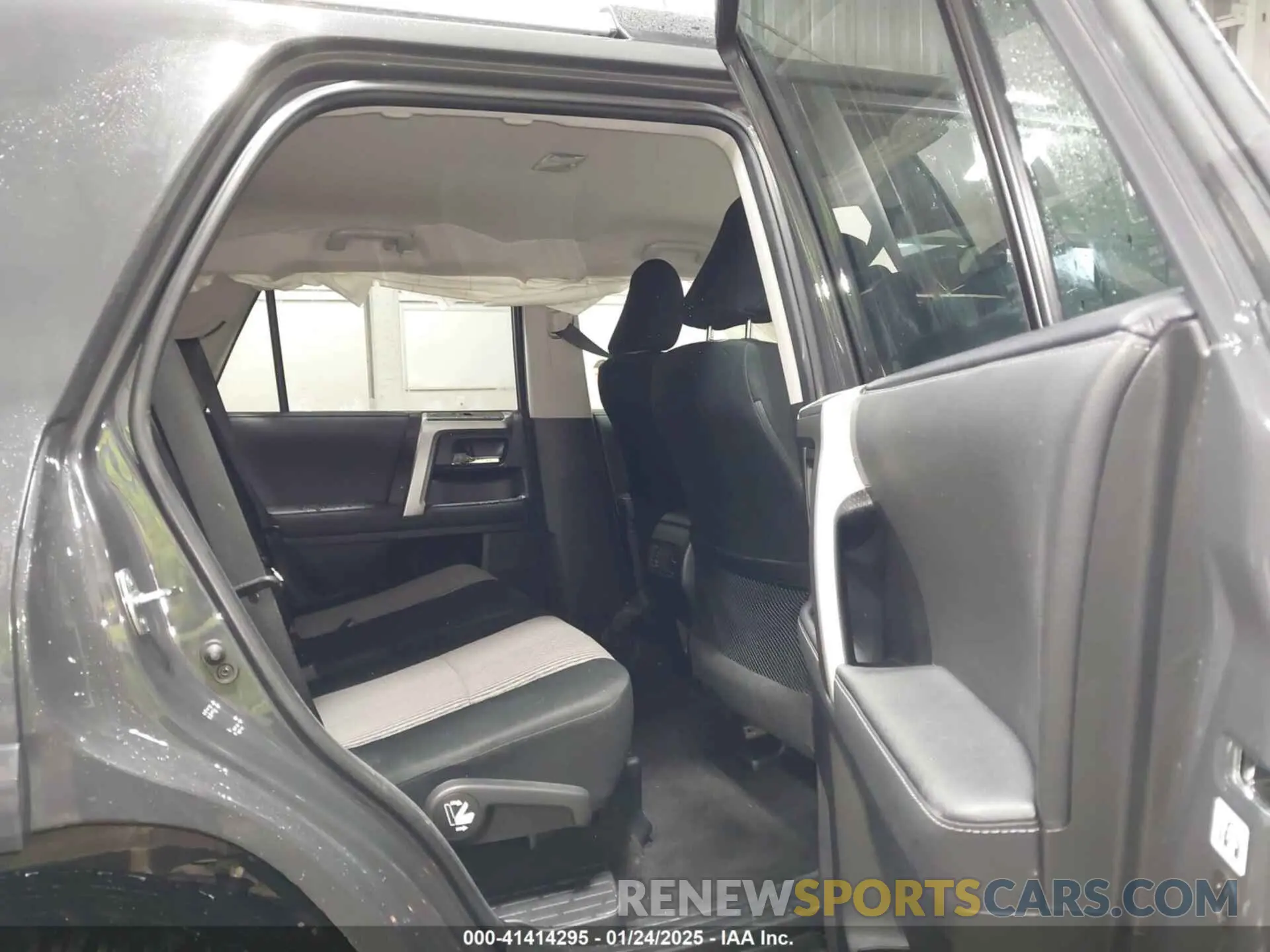 8 fotografías del automóvil dañado JTEMU5JR7R6267593 TOYOTA 4RUNNER 2024