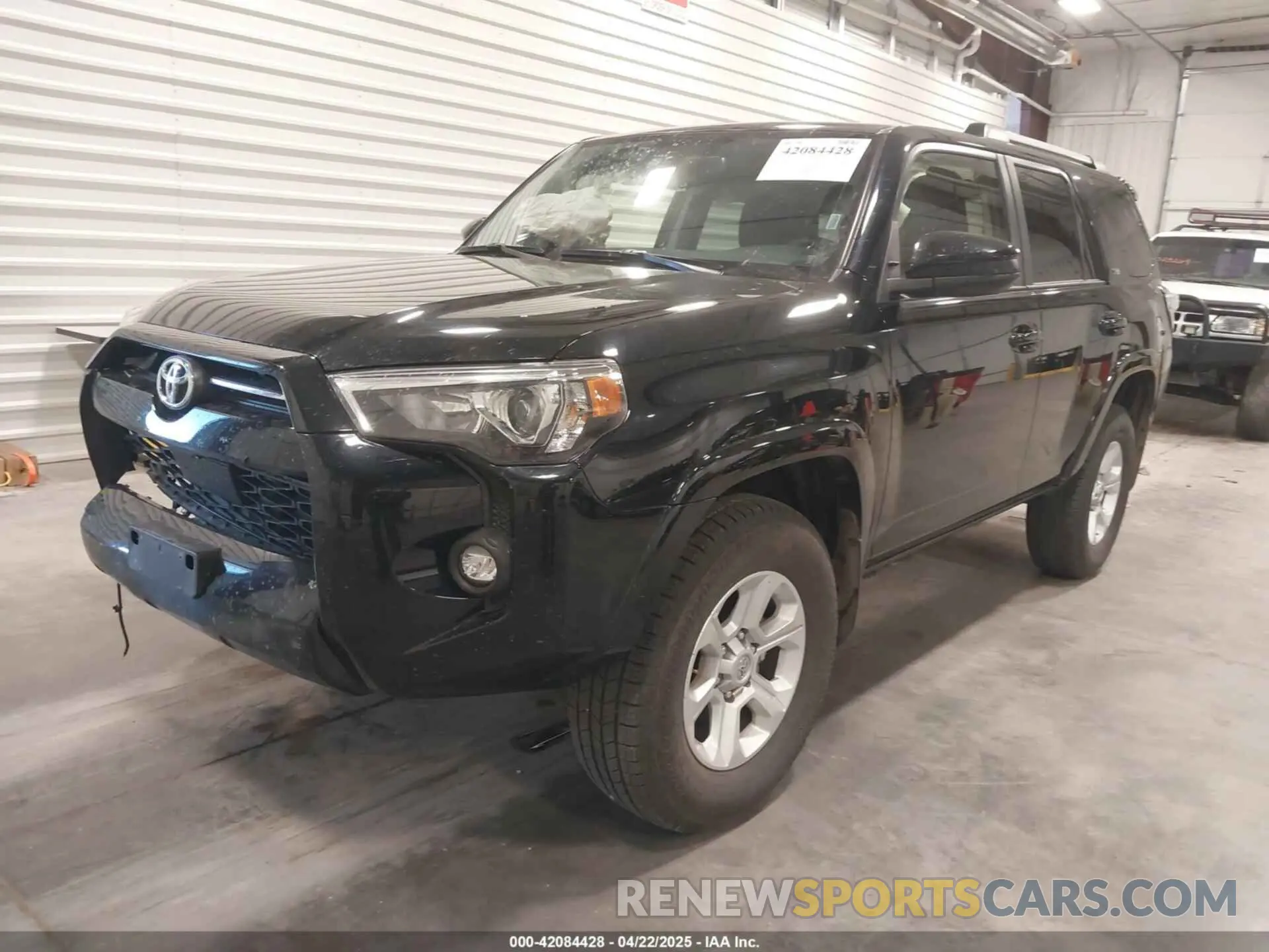 2 fotografías del automóvil dañado JTEMU5JR9R6253100 TOYOTA 4RUNNER 2024