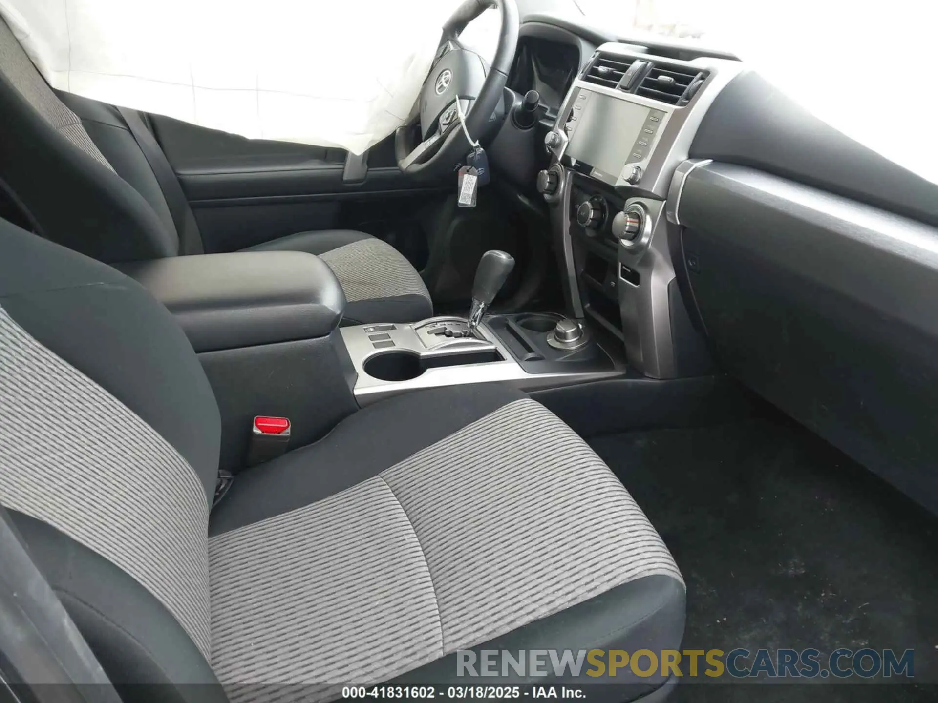 5 fotografías del automóvil dañado JTEMU5JR9R6266395 TOYOTA 4RUNNER 2024