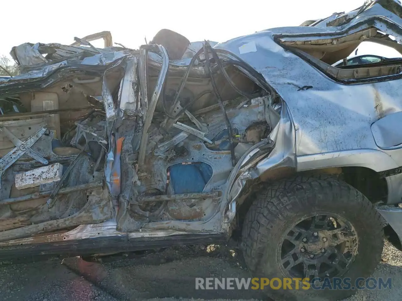 13 fotografías del automóvil dañado JTENU5JR3R6255669 TOYOTA 4RUNNER 2024