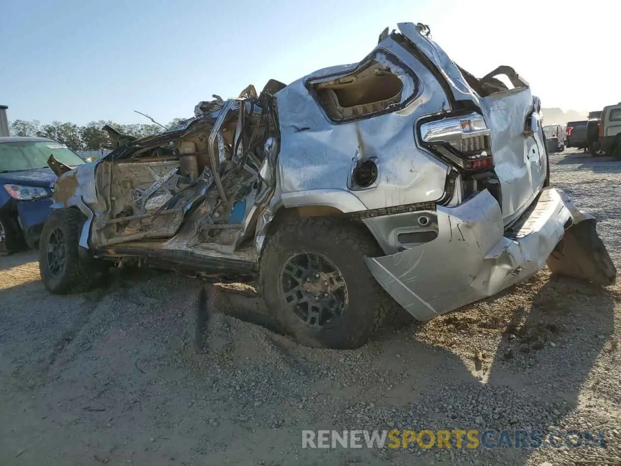 2 fotografías del automóvil dañado JTENU5JR3R6255669 TOYOTA 4RUNNER 2024