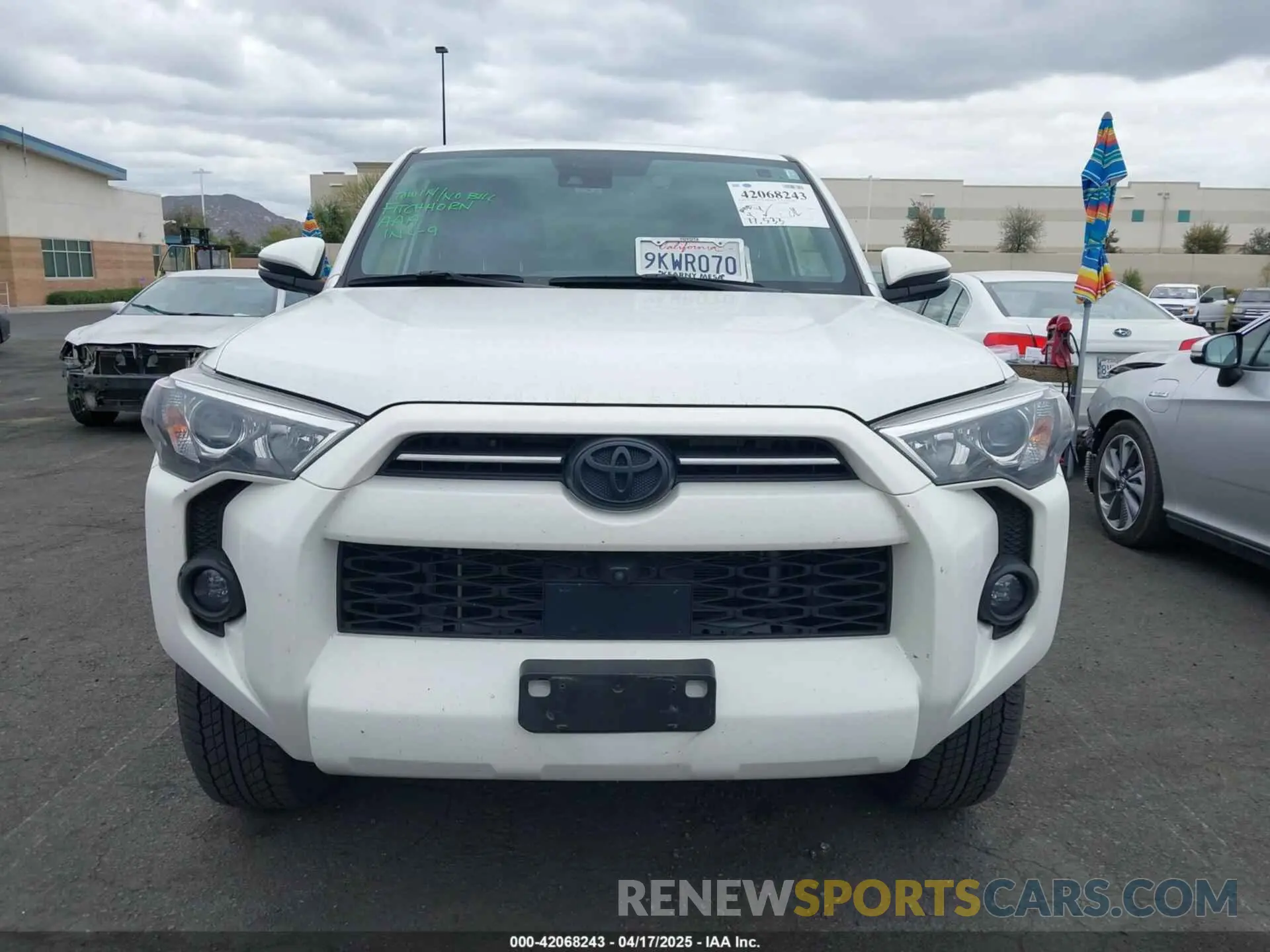 13 fotografías del automóvil dañado JTENU5JR4R6243479 TOYOTA 4RUNNER 2024