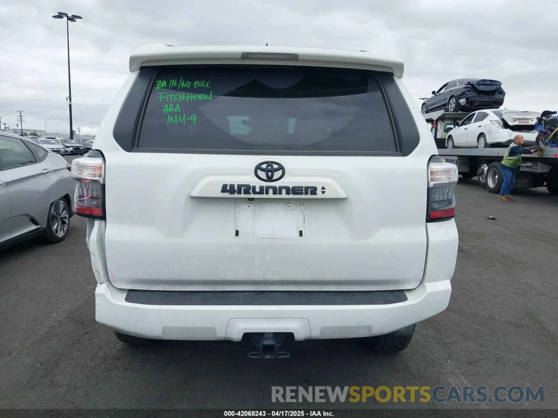 17 fotografías del automóvil dañado JTENU5JR4R6243479 TOYOTA 4RUNNER 2024