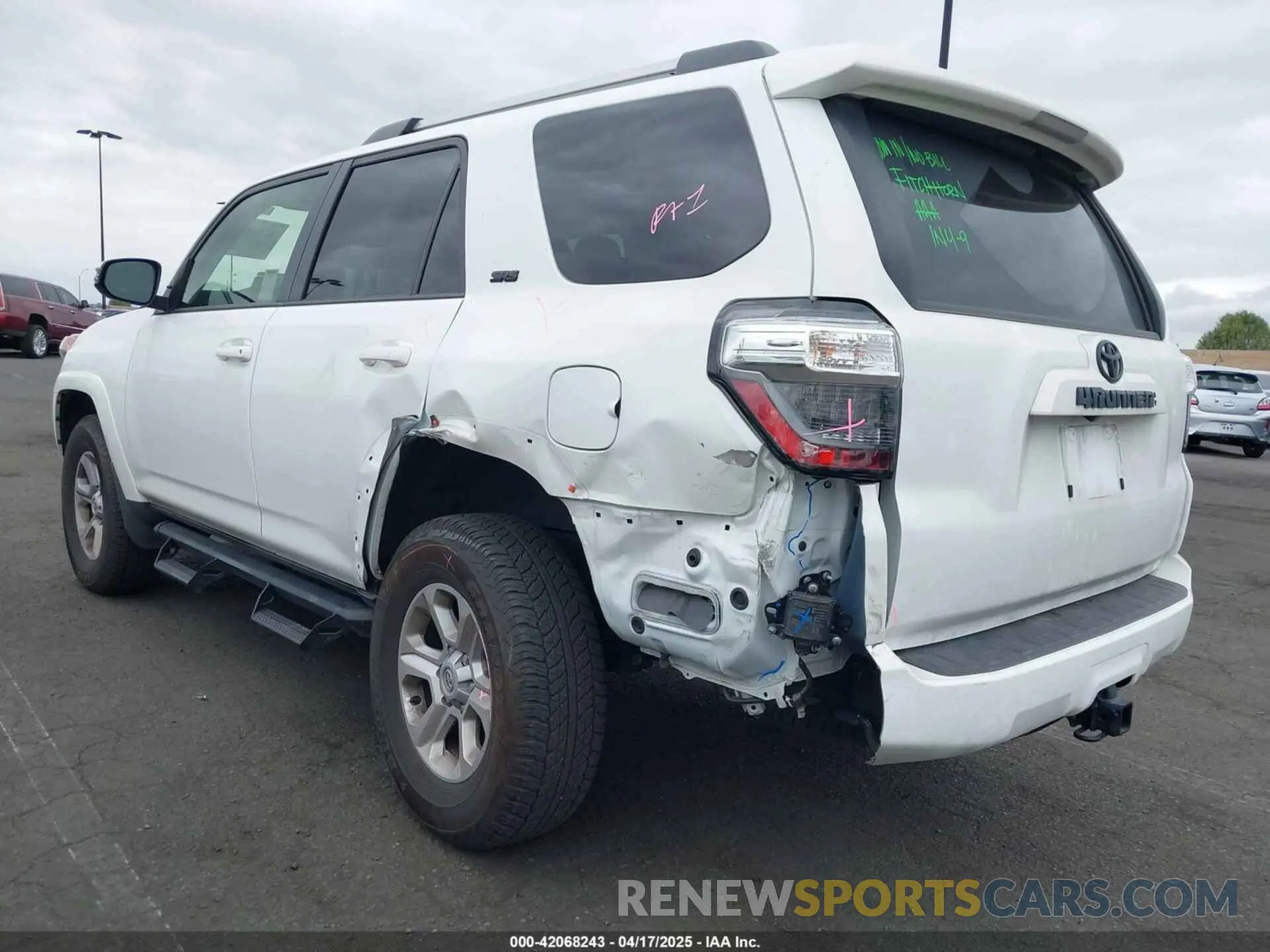 3 fotografías del automóvil dañado JTENU5JR4R6243479 TOYOTA 4RUNNER 2024