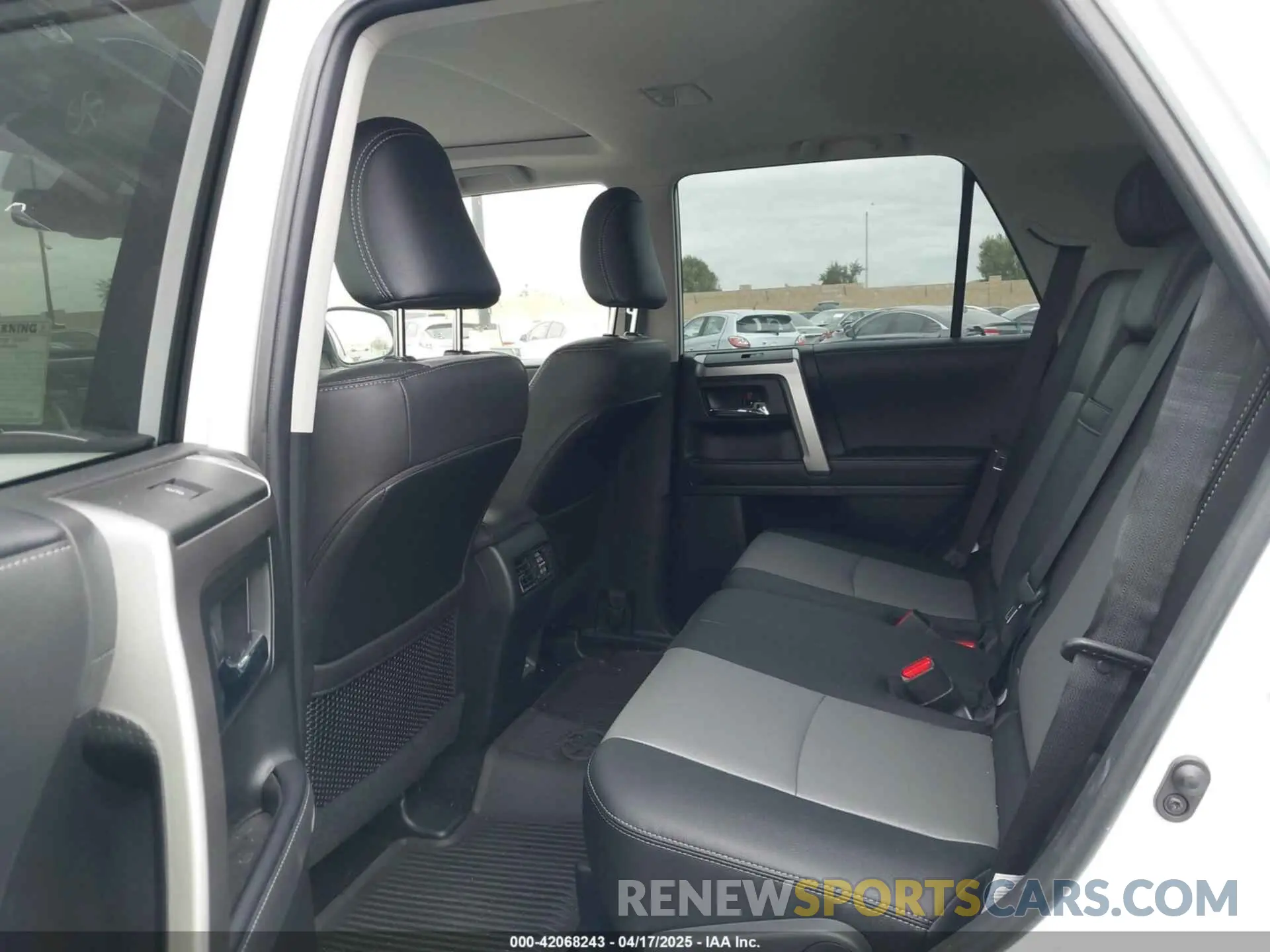 8 fotografías del automóvil dañado JTENU5JR4R6243479 TOYOTA 4RUNNER 2024