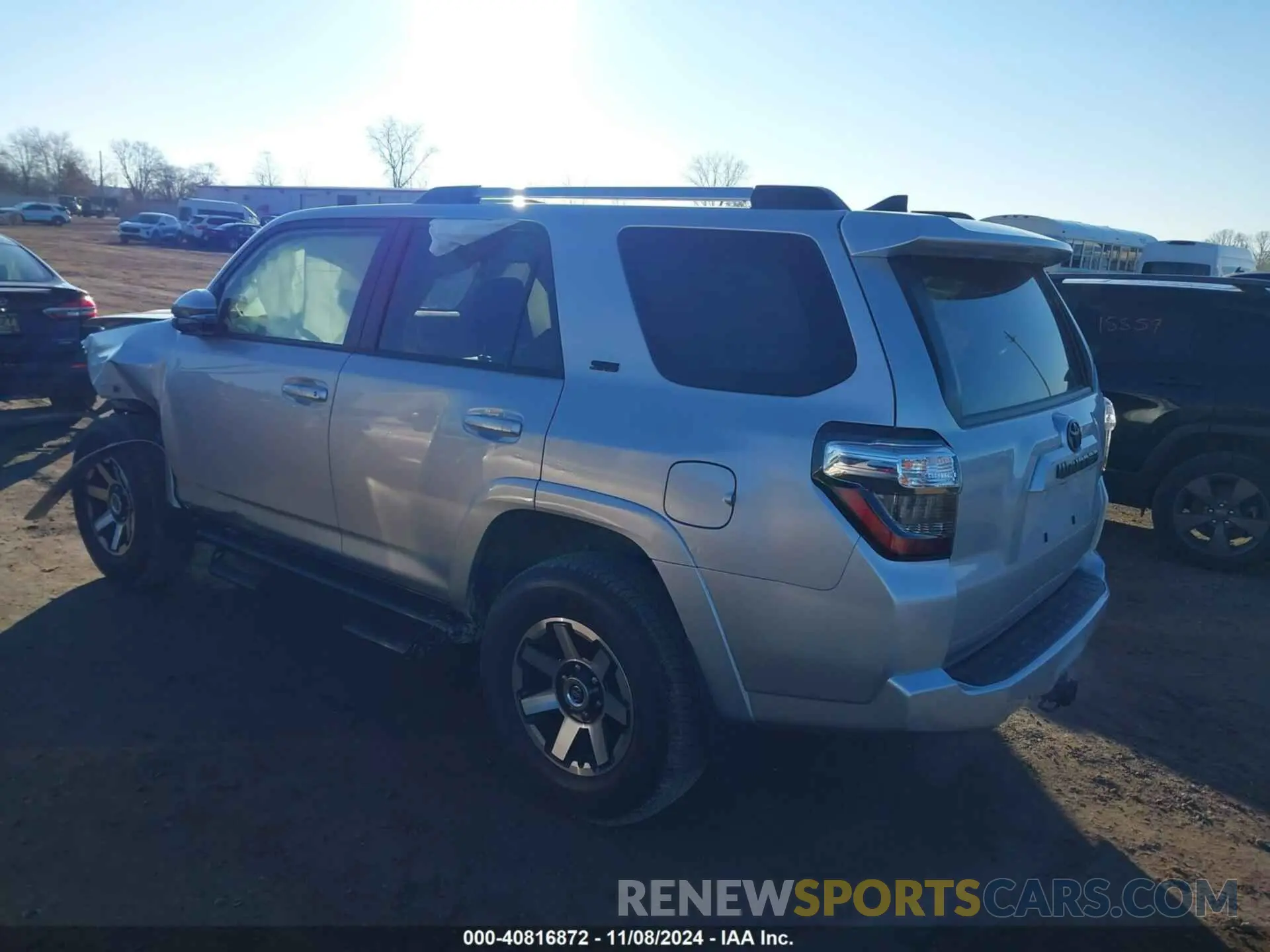 3 fotografías del automóvil dañado JTENU5JR5R6233771 TOYOTA 4RUNNER 2024