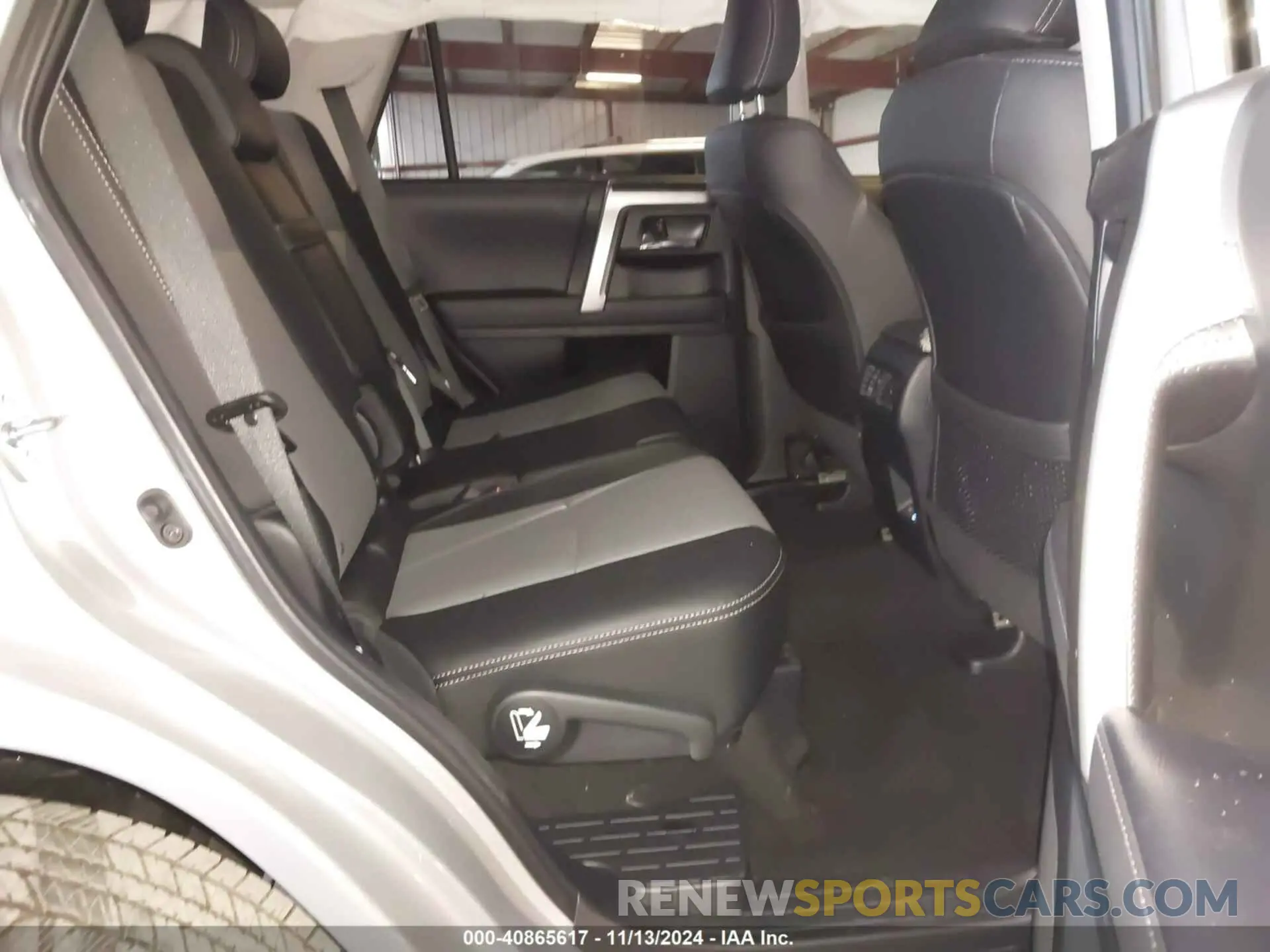 8 fotografías del automóvil dañado JTENU5JR5R6276569 TOYOTA 4RUNNER 2024