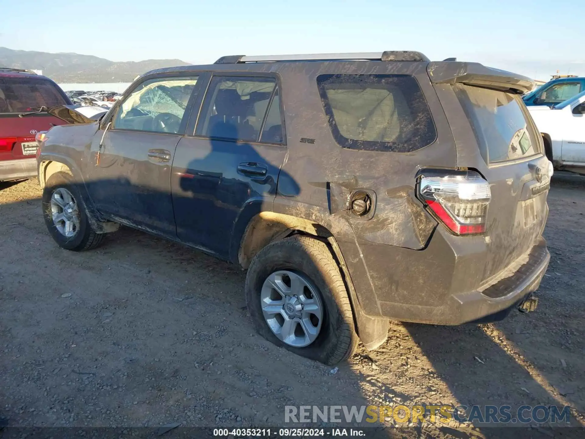3 fotografías del automóvil dañado JTENU5JR8R6295648 TOYOTA 4RUNNER 2024