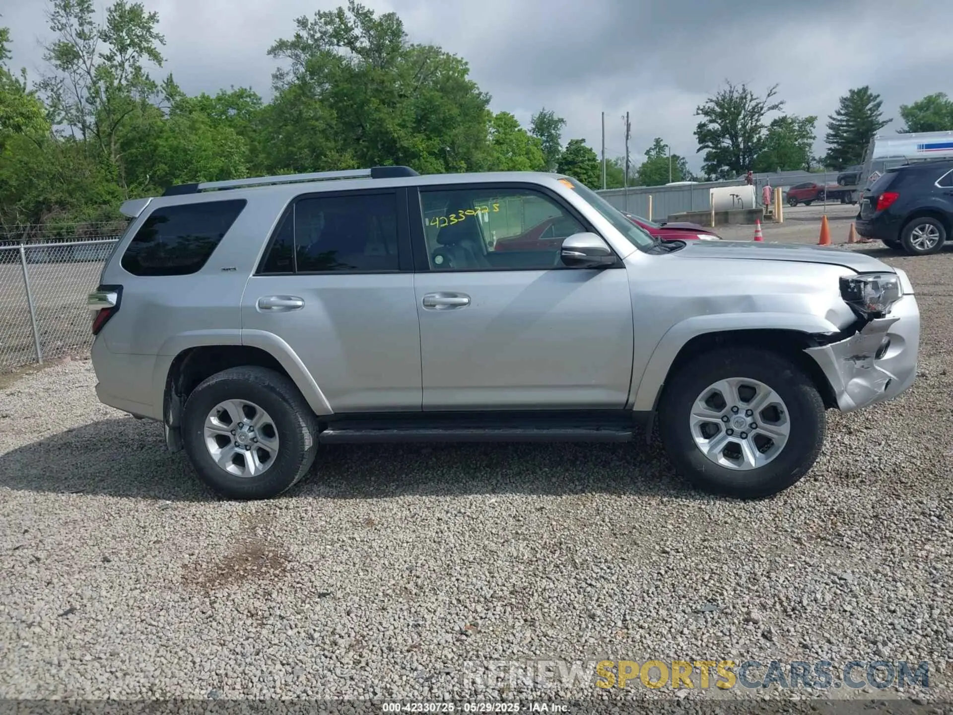13 fotografías del automóvil dañado JTENU5JR9R6238505 TOYOTA 4RUNNER 2024
