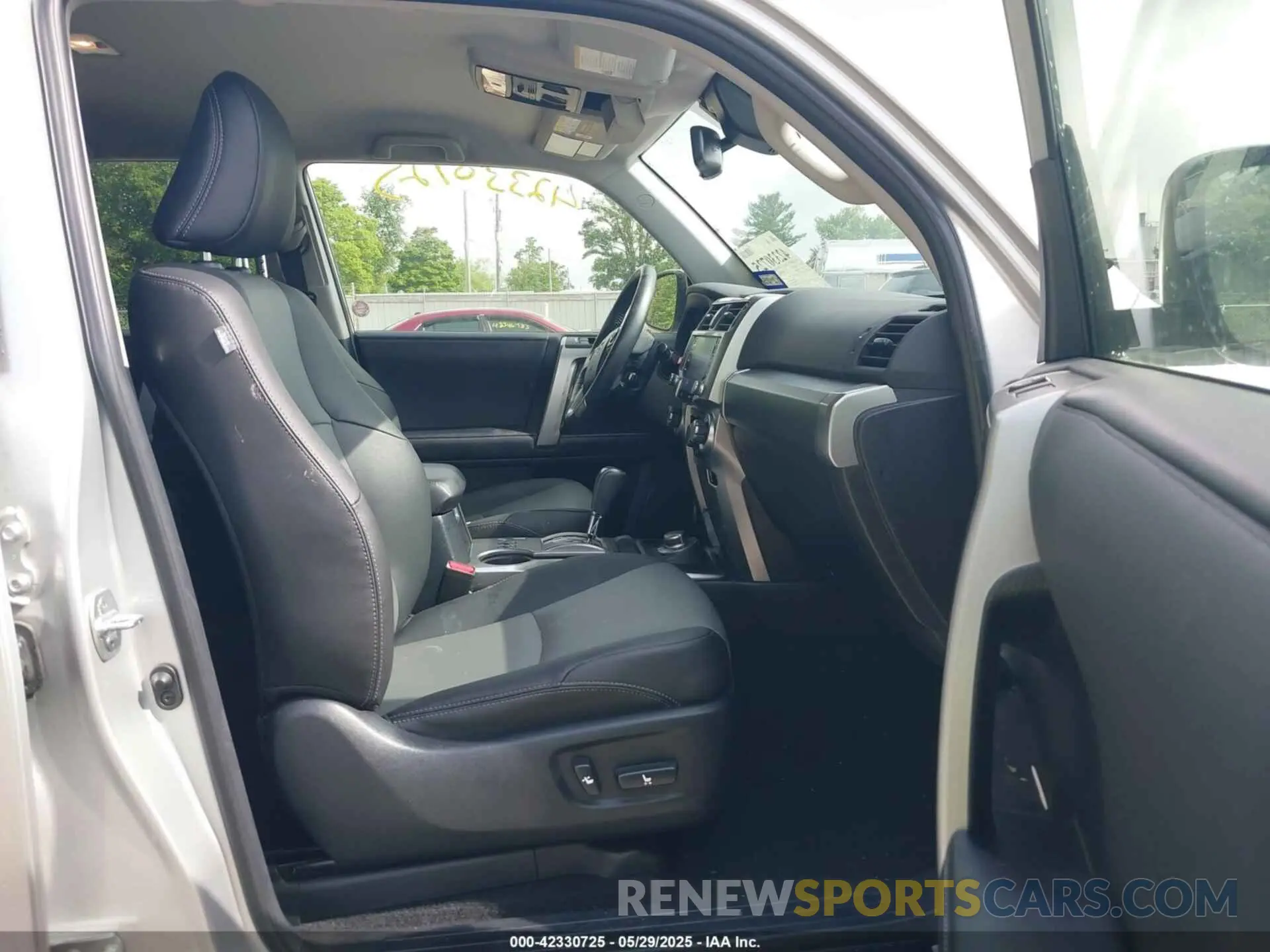 5 fotografías del automóvil dañado JTENU5JR9R6238505 TOYOTA 4RUNNER 2024