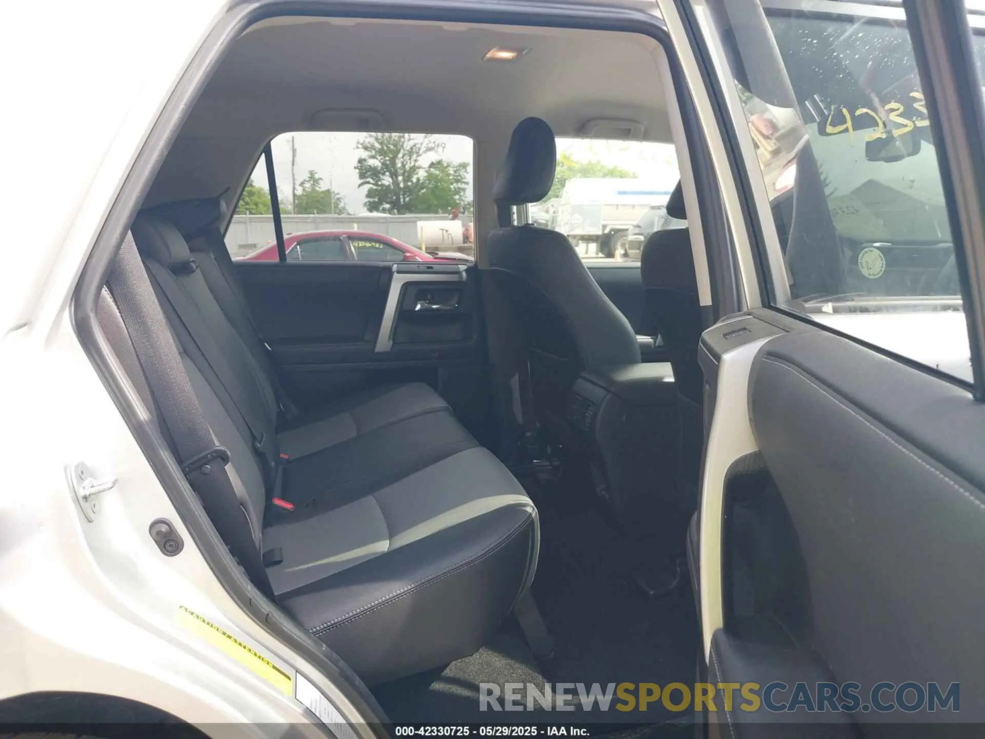 8 fotografías del automóvil dañado JTENU5JR9R6238505 TOYOTA 4RUNNER 2024
