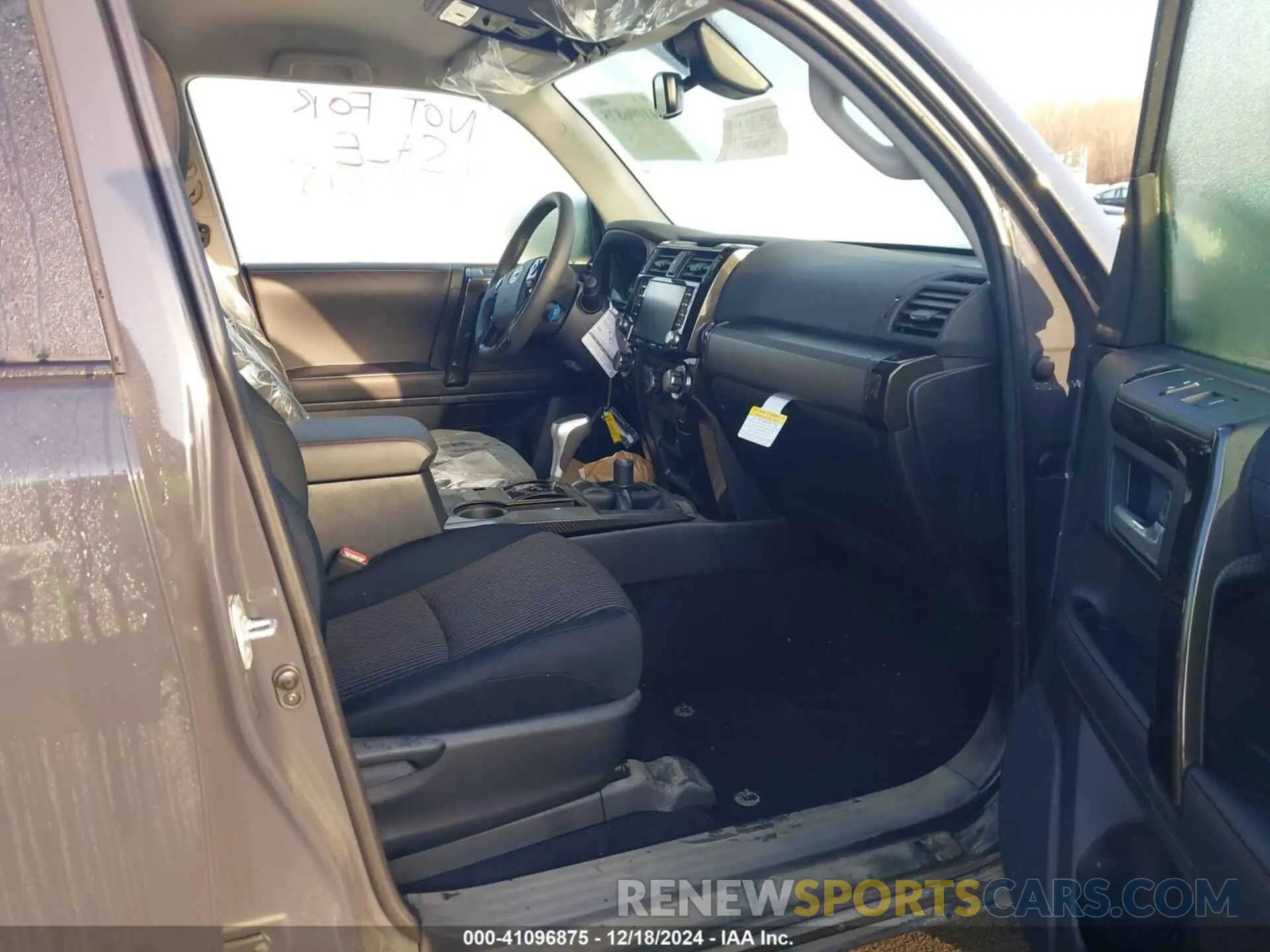 5 fotografías del automóvil dañado JTEPU5JR4R6286907 TOYOTA 4RUNNER 2024