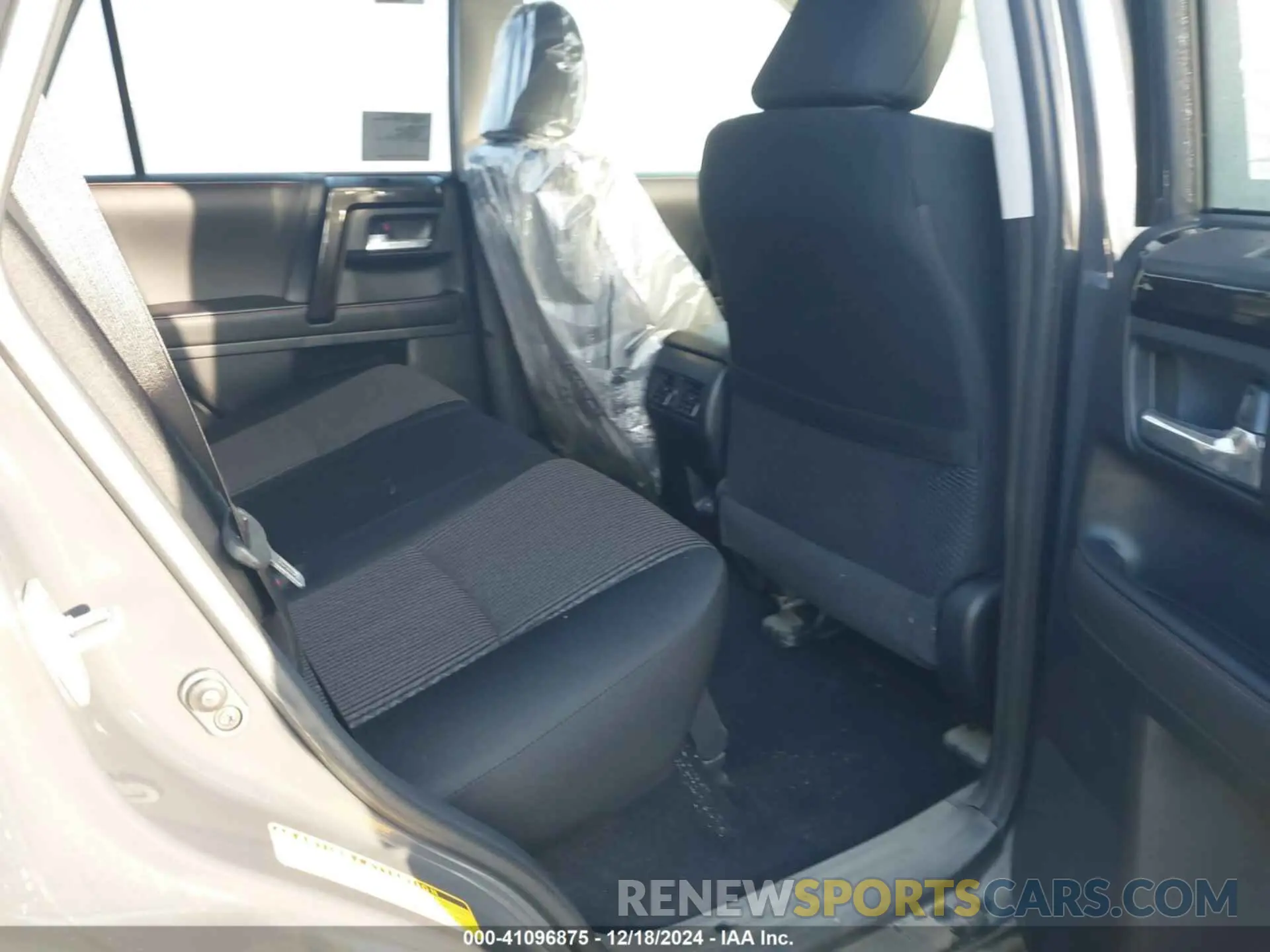 8 fotografías del automóvil dañado JTEPU5JR4R6286907 TOYOTA 4RUNNER 2024
