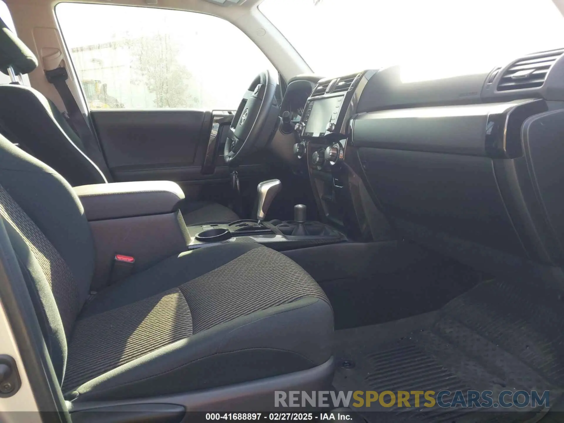5 fotografías del automóvil dañado JTEPU5JR7R6244019 TOYOTA 4RUNNER 2024