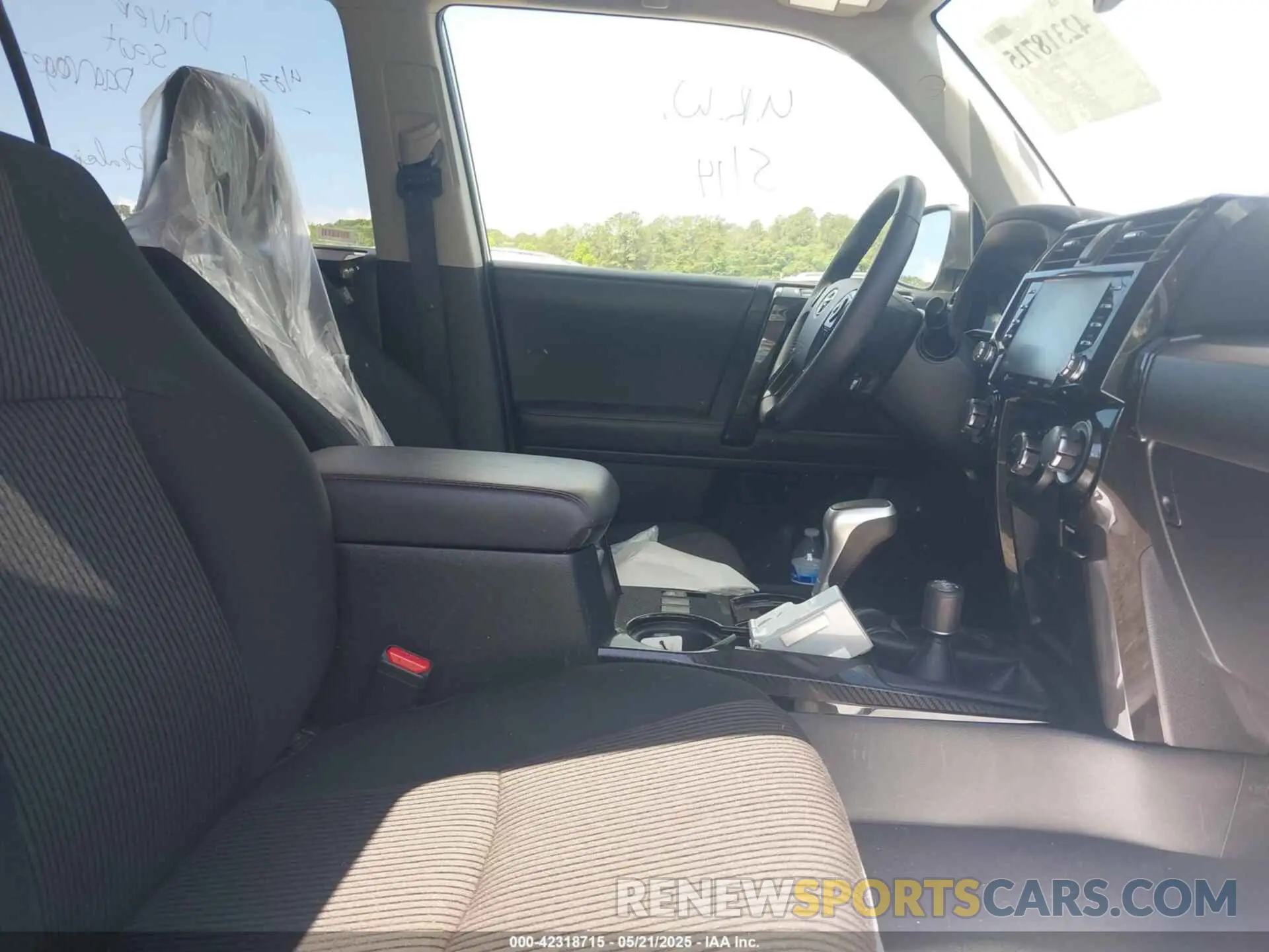 5 fotografías del automóvil dañado JTEPU5JR7R6256199 TOYOTA 4RUNNER 2024
