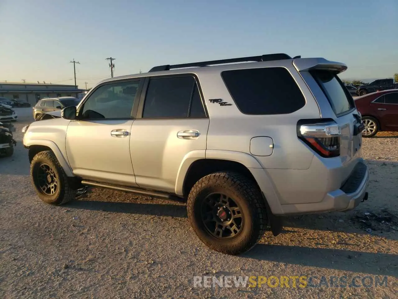 2 fotografías del automóvil dañado JTERU5JR2R6255454 TOYOTA 4RUNNER 2024
