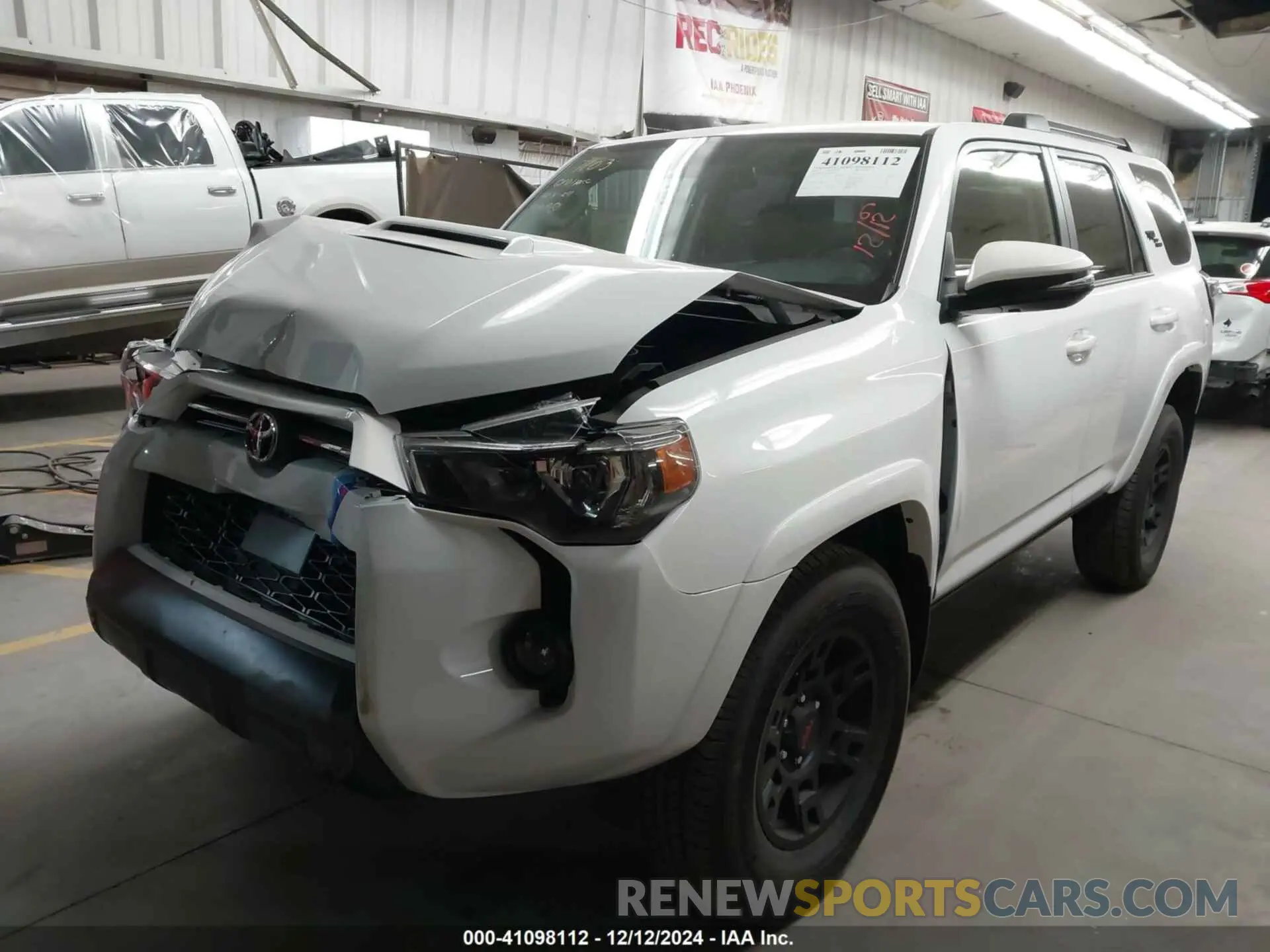 2 fotografías del automóvil dañado JTERU5JR3R6260811 TOYOTA 4RUNNER 2024