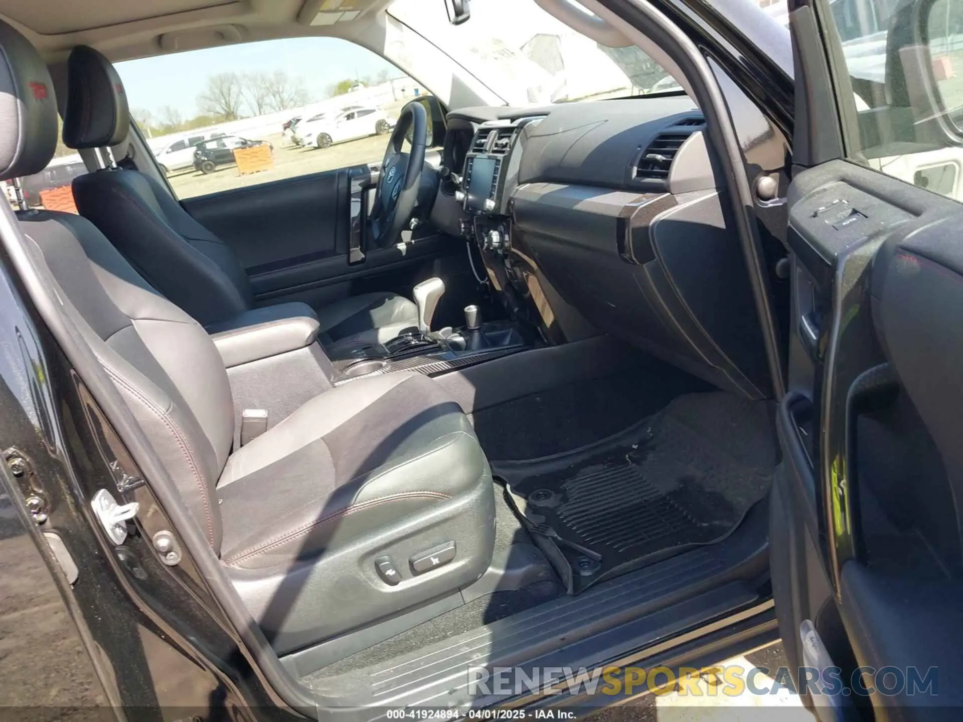 5 fotografías del automóvil dañado JTERU5JR5R6263743 TOYOTA 4RUNNER 2024