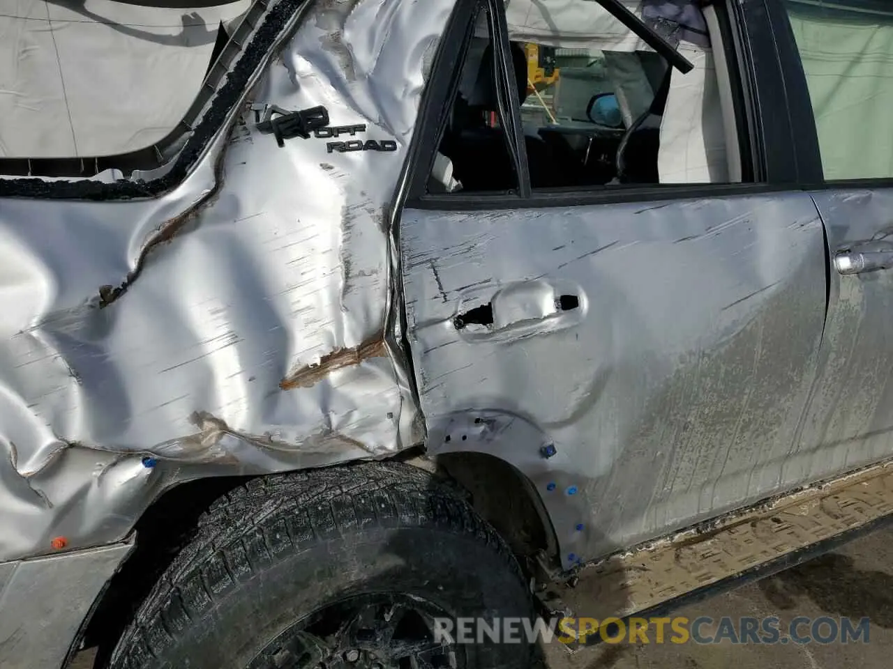 12 fotografías del automóvil dañado JTERU5JR7R6293407 TOYOTA 4RUNNER 2024