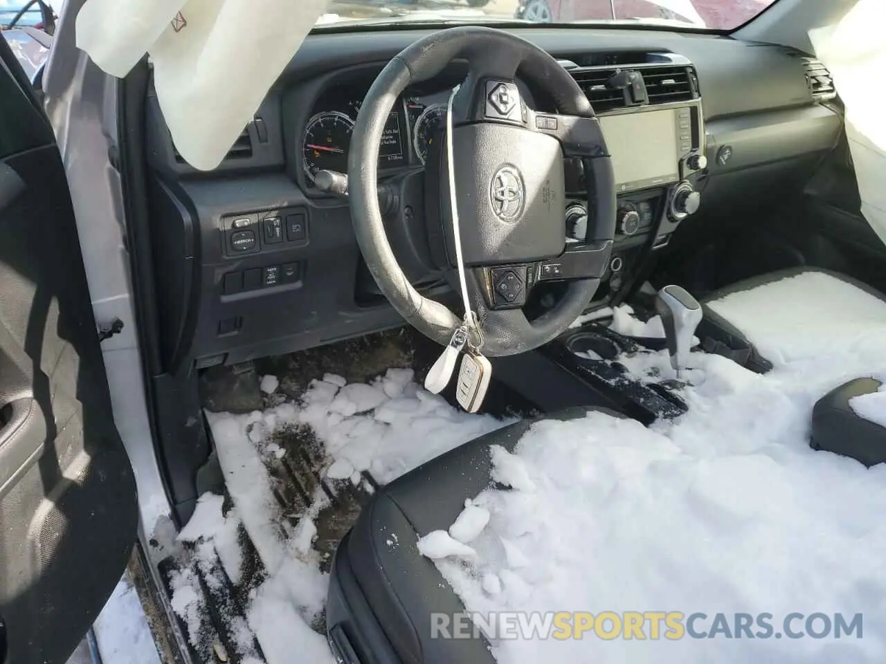 8 fotografías del automóvil dañado JTERU5JR7R6293407 TOYOTA 4RUNNER 2024