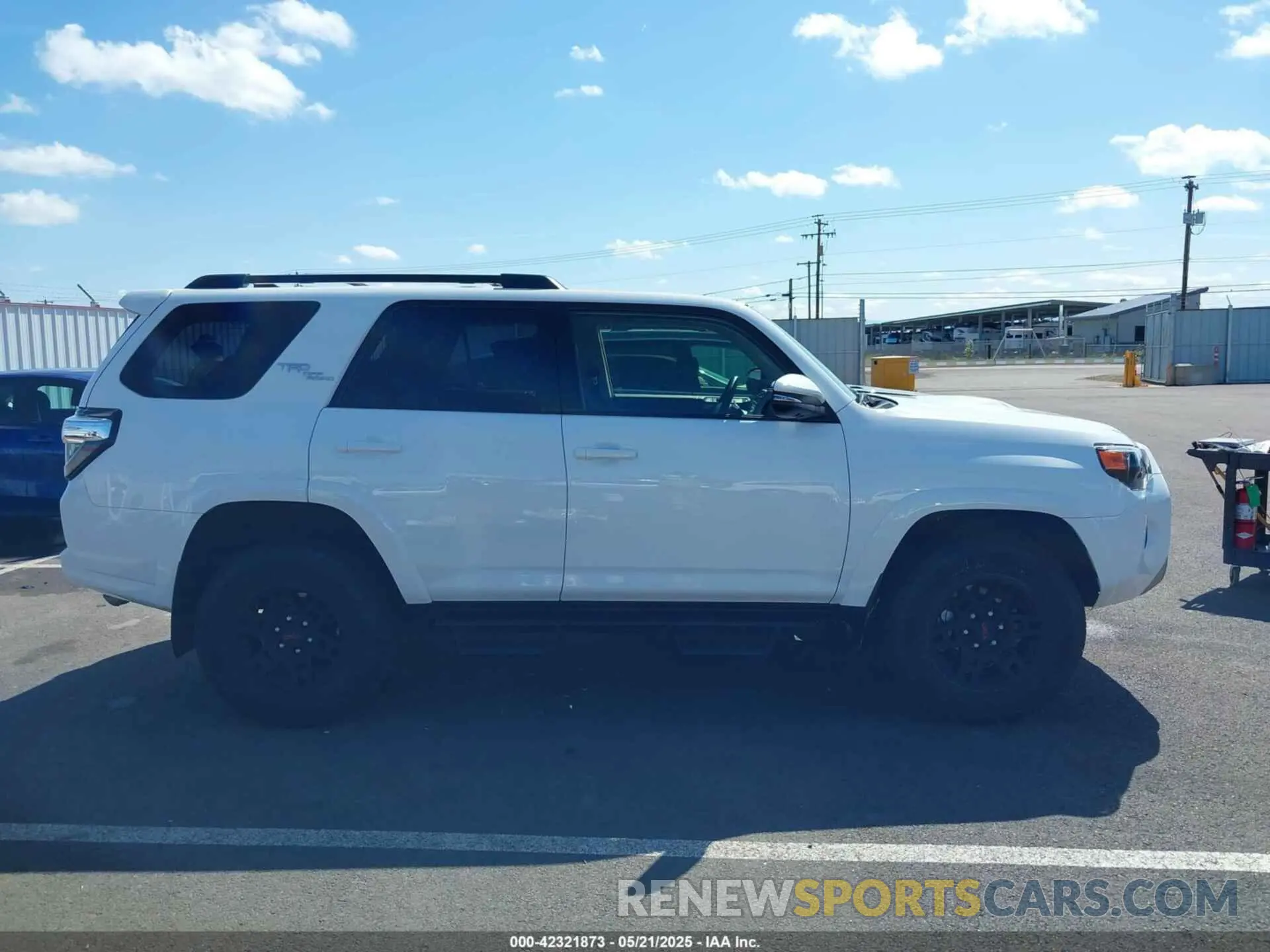 13 fotografías del automóvil dañado JTERU5JR9R6307811 TOYOTA 4RUNNER 2024
