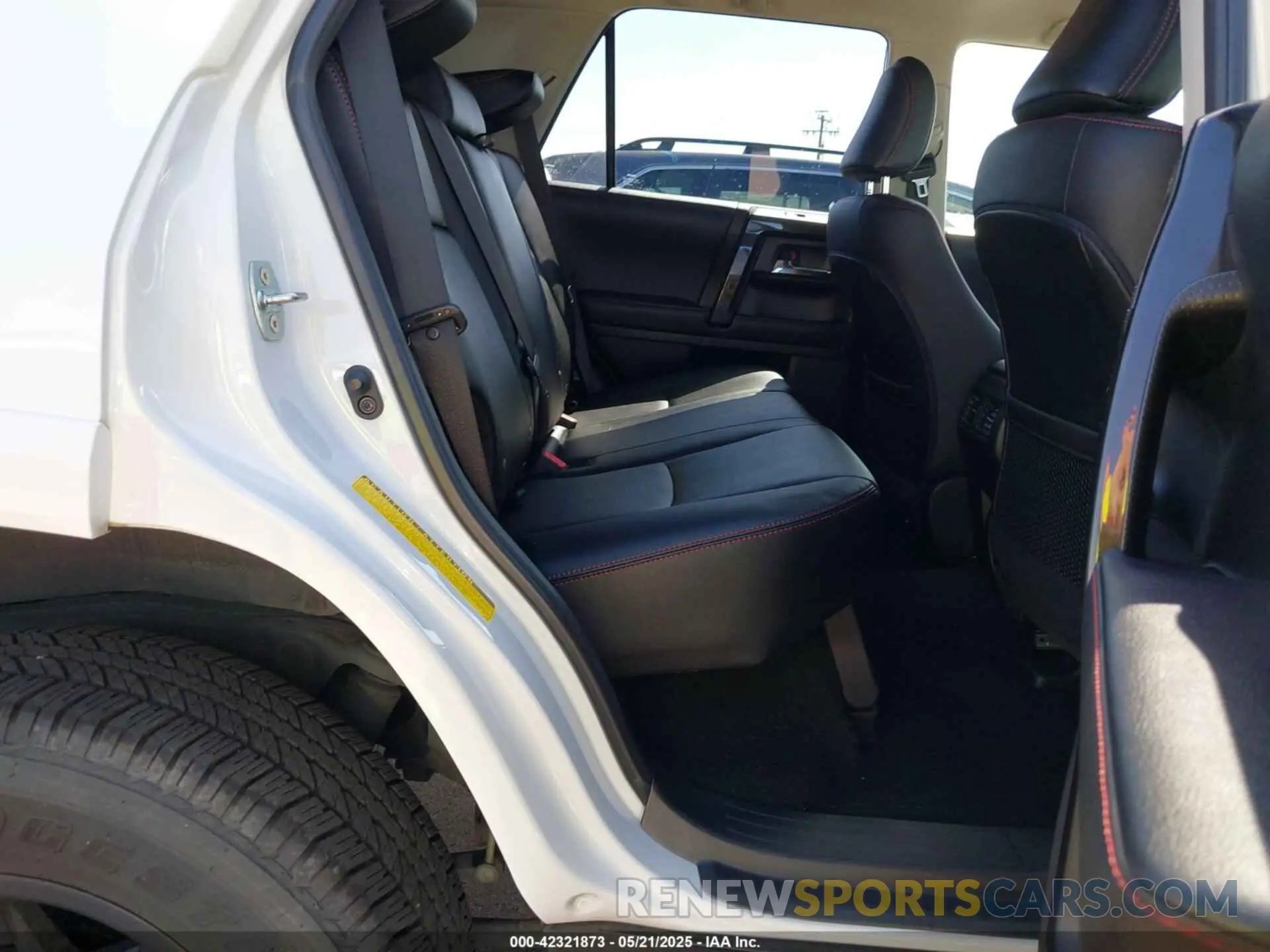 8 fotografías del automóvil dañado JTERU5JR9R6307811 TOYOTA 4RUNNER 2024