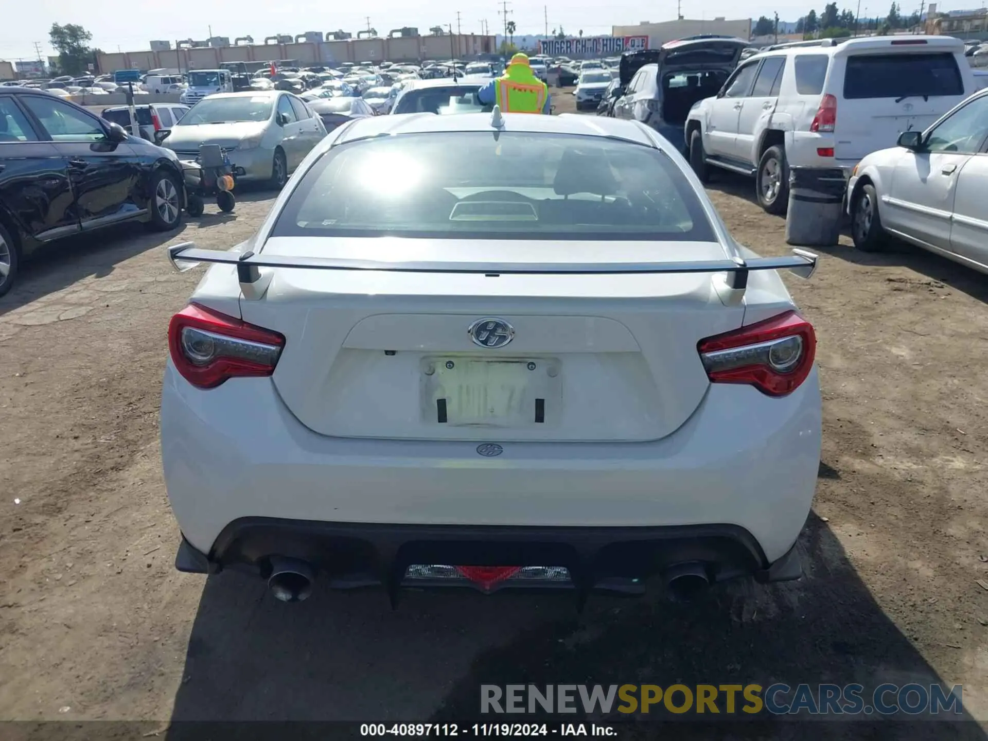 15 fotografías del automóvil dañado JF1ZNAA19K8703421 TOYOTA 86 2019