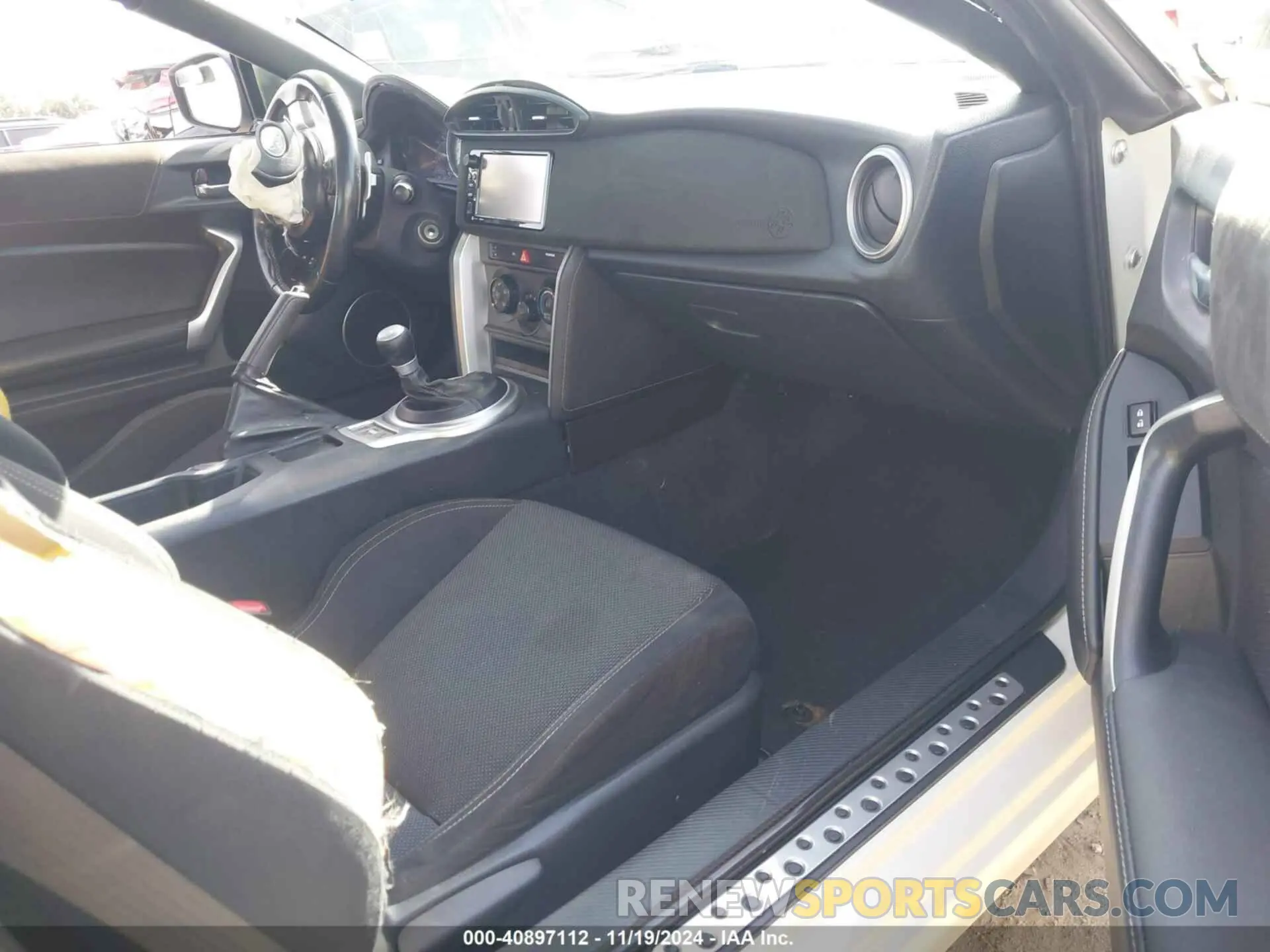 5 fotografías del automóvil dañado JF1ZNAA19K8703421 TOYOTA 86 2019