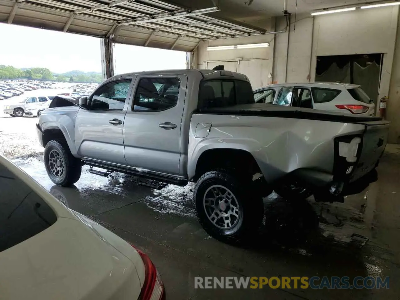2 fotografías del automóvil dañado 5TFCZ5AN4MX278567 TOYOTA All Models 2021