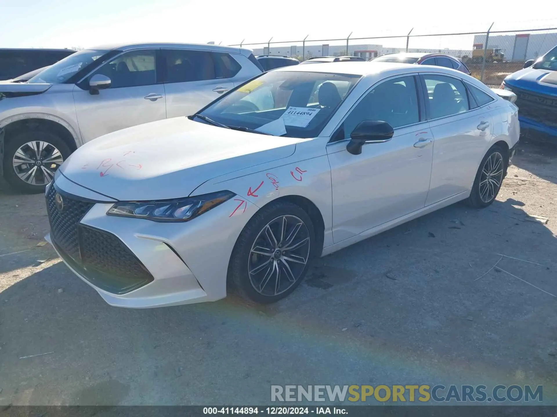 2 fotografías del automóvil dañado 4T1BZ1FB2KU008198 TOYOTA AVALON 2019