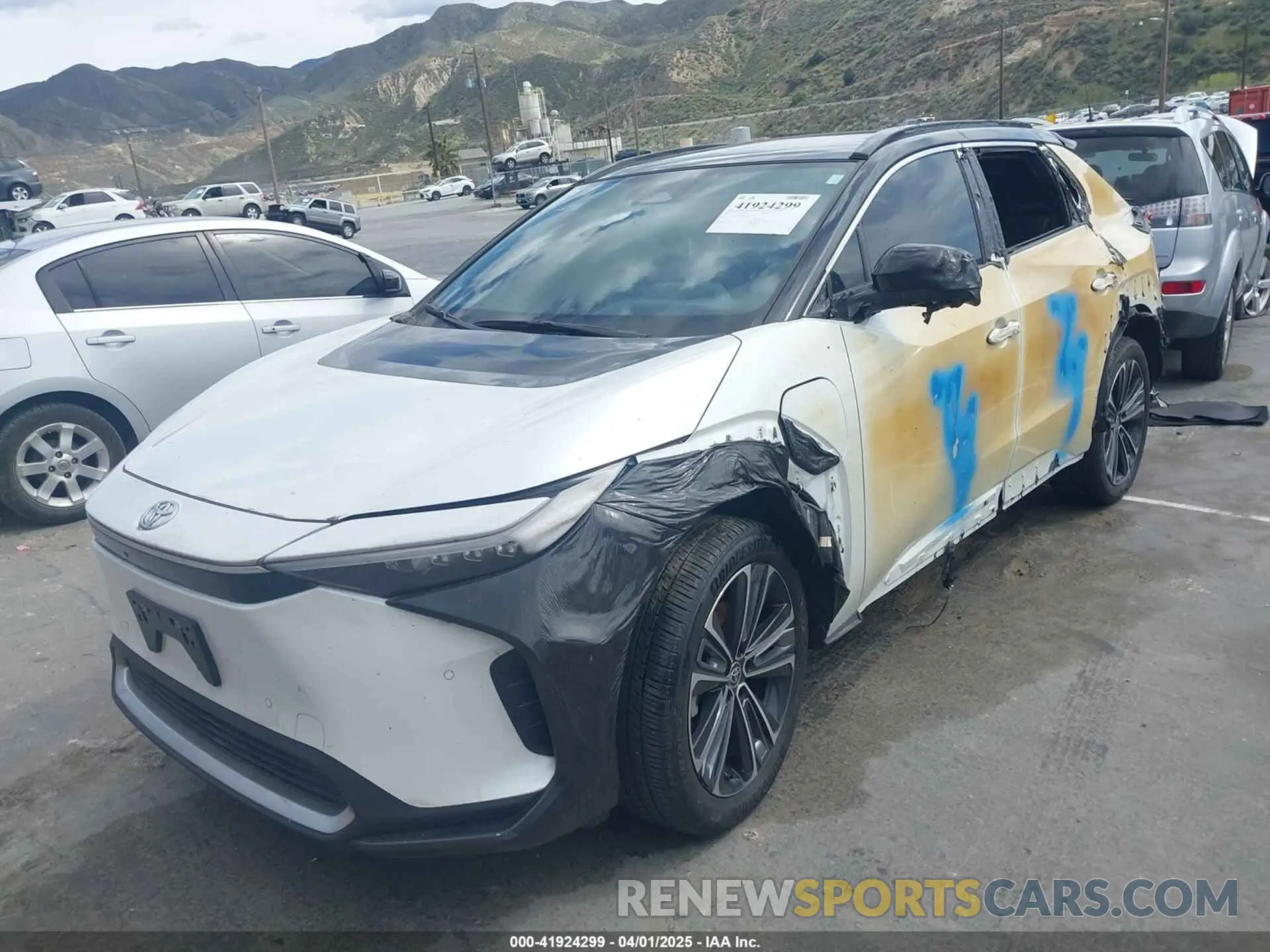 2 fotografías del automóvil dañado JTMABACA9PA042390 TOYOTA BZ4X 2023