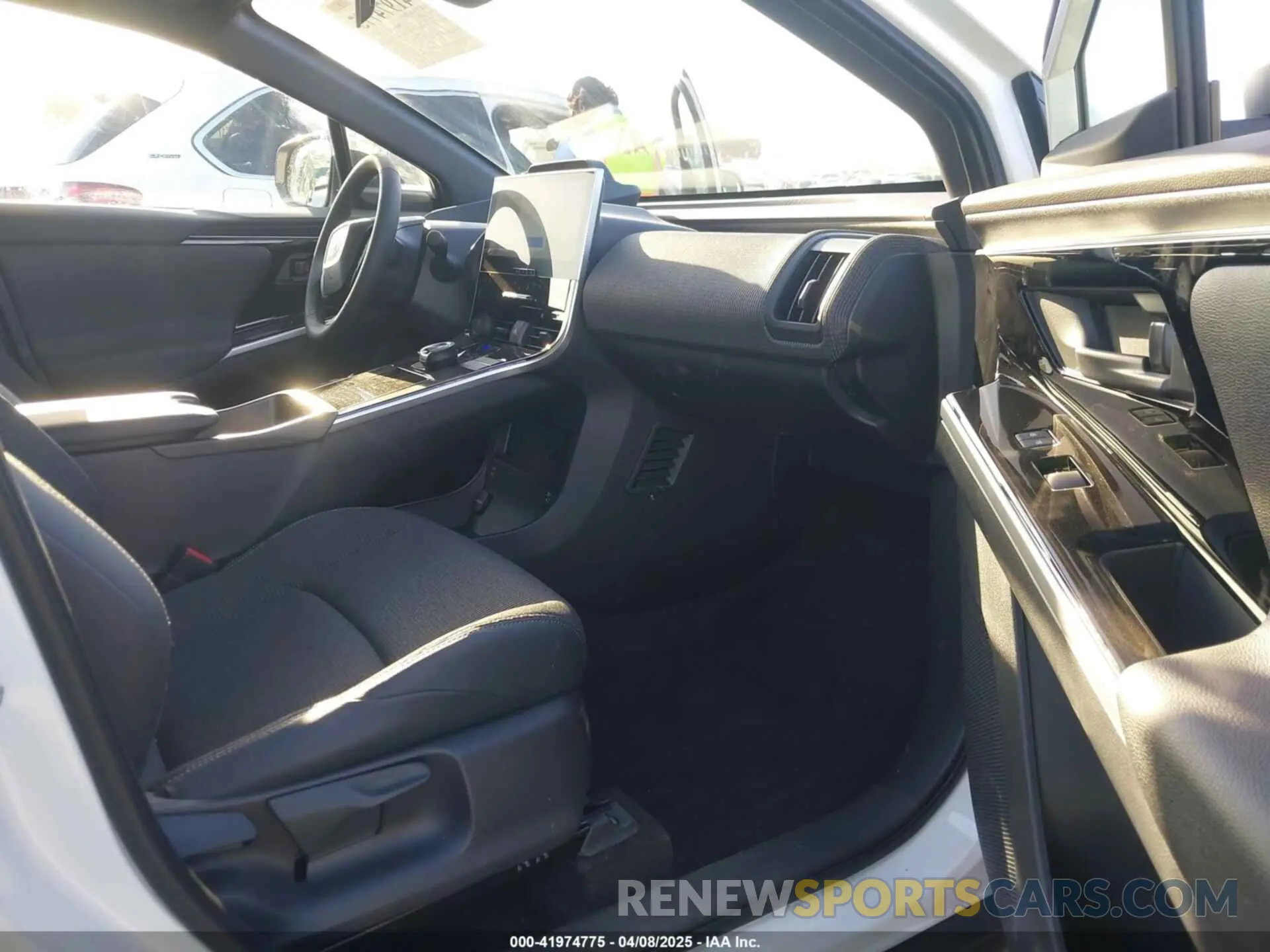 5 fotografías del automóvil dañado JTMAAAAA2RA052610 TOYOTA BZ4X 2024