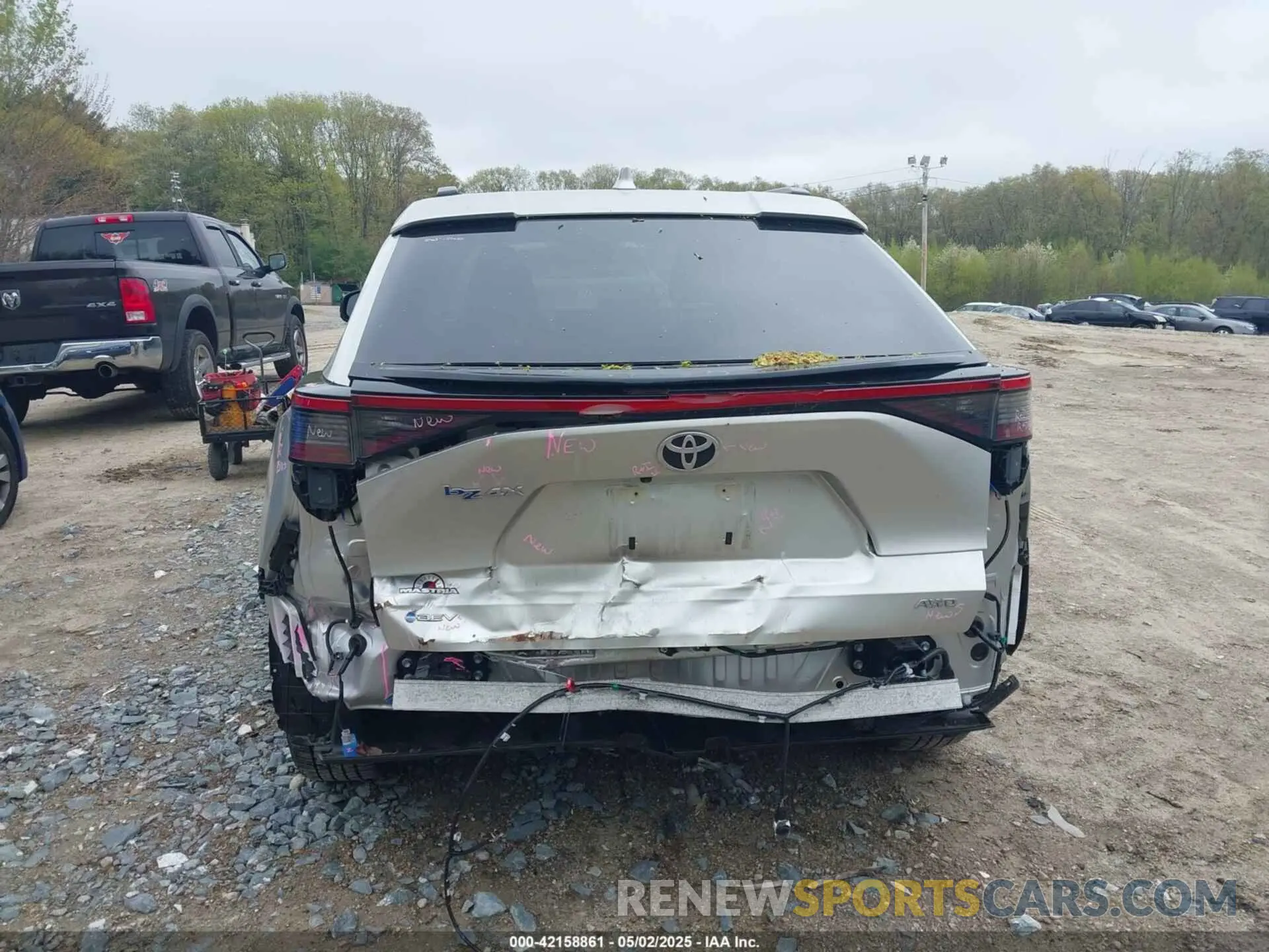 17 fotografías del automóvil dañado JTMABACA2RA070129 TOYOTA BZ4X 2024