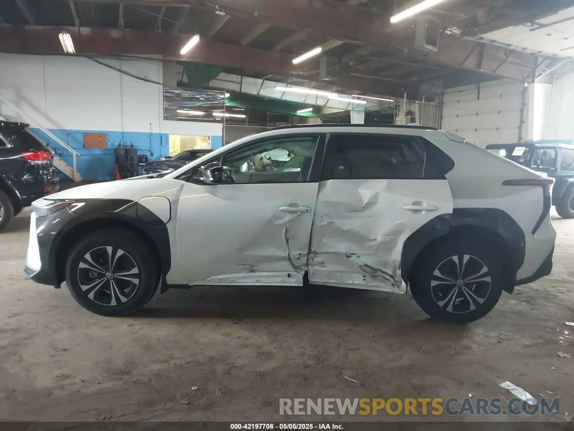 14 fotografías del automóvil dañado JTMABACA2RA081034 TOYOTA BZ4X 2024