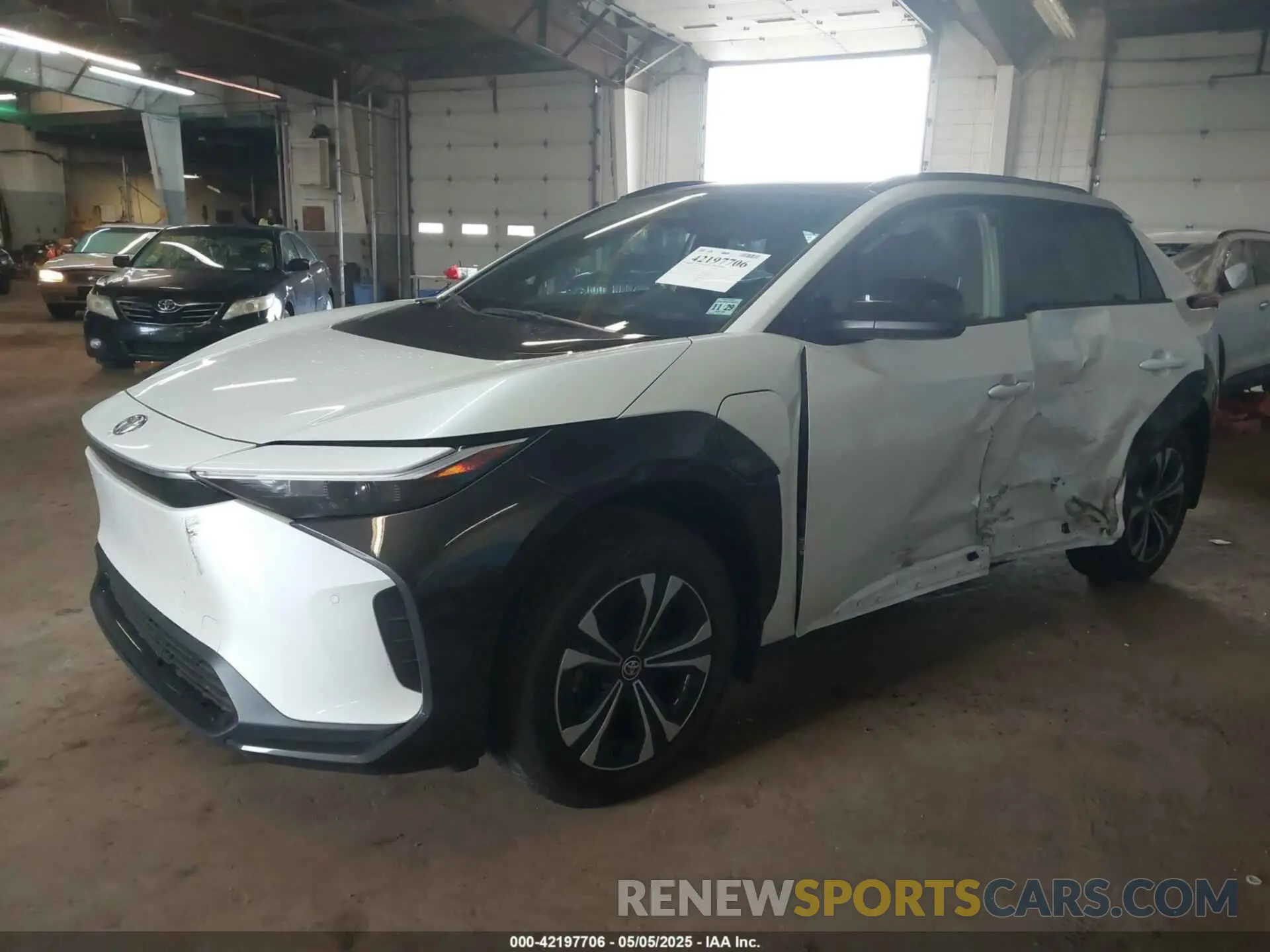 2 fotografías del automóvil dañado JTMABACA2RA081034 TOYOTA BZ4X 2024