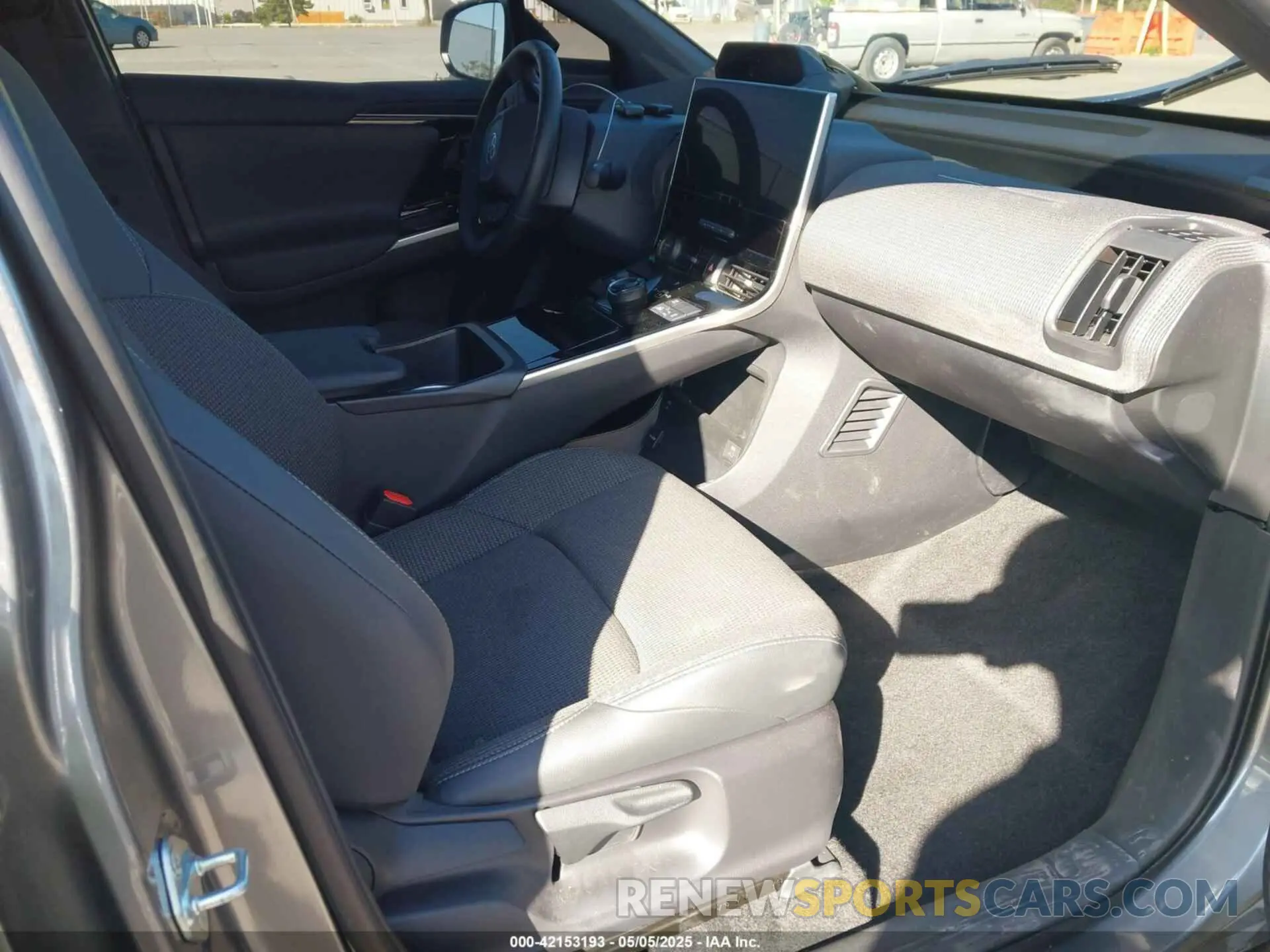 5 fotografías del automóvil dañado JTMABACA3RA076716 TOYOTA BZ4X 2024