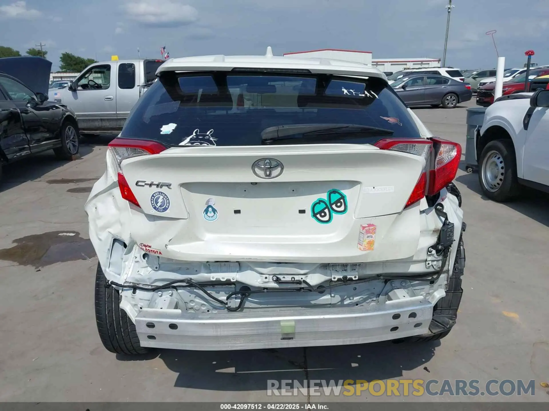 17 fotografías del automóvil dañado JTNKHMBX3K1015636 TOYOTA C-HR 2019