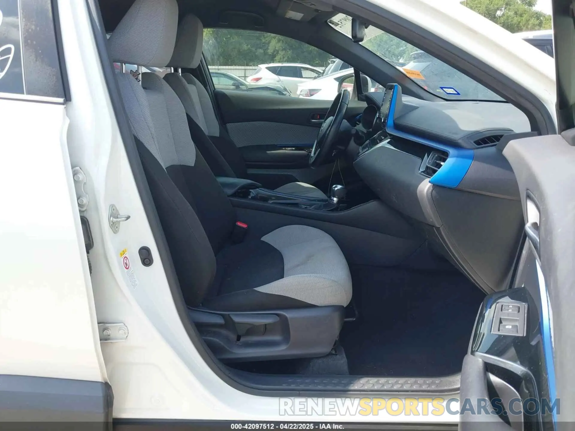 5 fotografías del automóvil dañado JTNKHMBX3K1015636 TOYOTA C-HR 2019