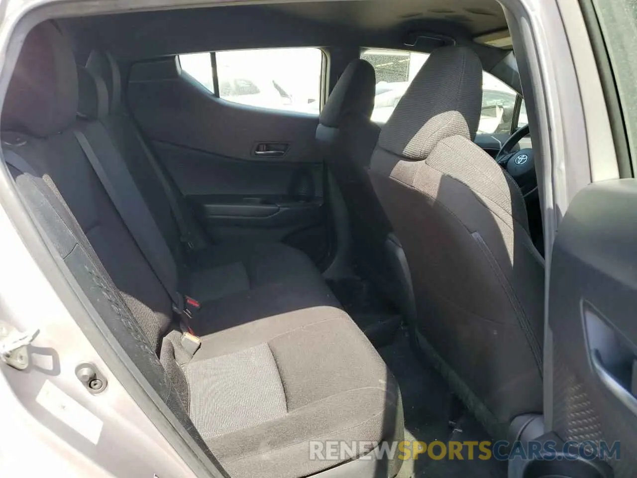 10 fotografías del automóvil dañado JTNKHMBX3K1030296 TOYOTA C-HR 2019