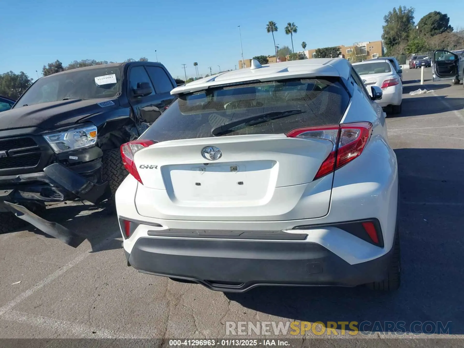 16 fotografías del automóvil dañado JTNKHMBX4K1058916 TOYOTA C-HR 2019