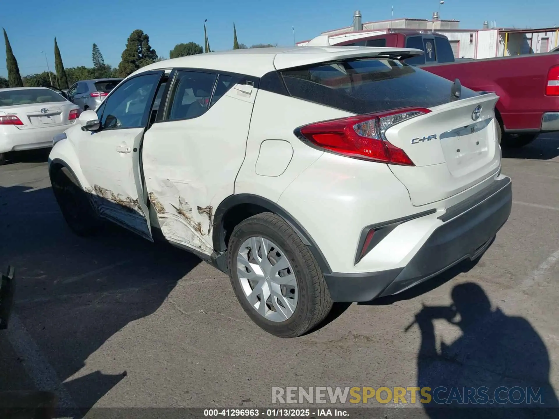 3 fotografías del automóvil dañado JTNKHMBX4K1058916 TOYOTA C-HR 2019