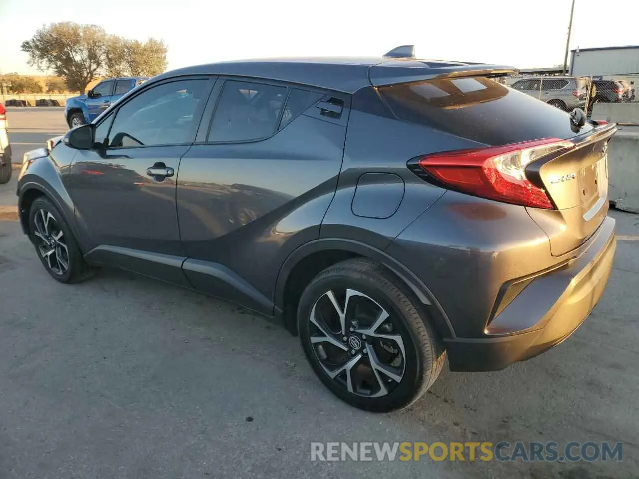 2 fotografías del automóvil dañado NMTKHMBX1KR093662 TOYOTA C-HR 2019